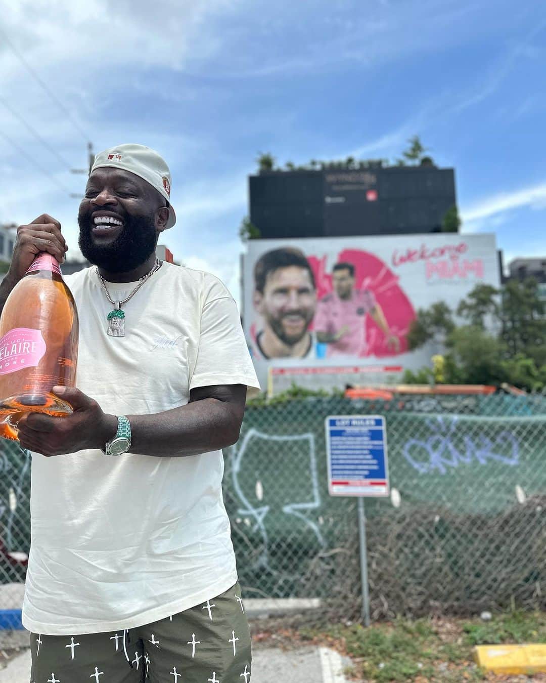 リック・ロスのインスタグラム：「@leomessi welcome to Miami. Now let’s celebrate with this bottle of @officialbelaire 🥂」