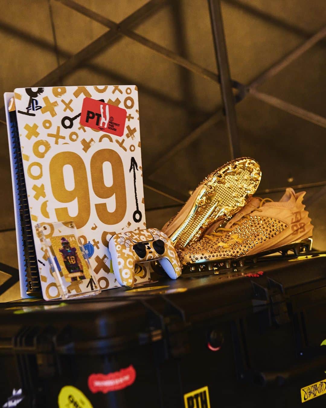 Under Armourのインスタグラム：「9️⃣9️⃣ club‼️ Check out @jjettas2 custom @eamaddennfl cleats. ✈️」