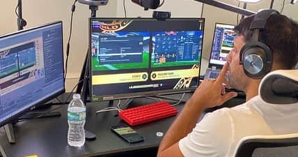 セルヒオ・アグエロさんのインスタグラム写真 - (セルヒオ・アグエロInstagram)「Transmitiendo el FIFAe World Cup ⚽️ en Gamers8 .   Alto torneo 😎🤟🏼!  #Gamers8 #Landofheroes @gamers8gg @gamers8_ar」7月18日 5時09分 - kunaguero
