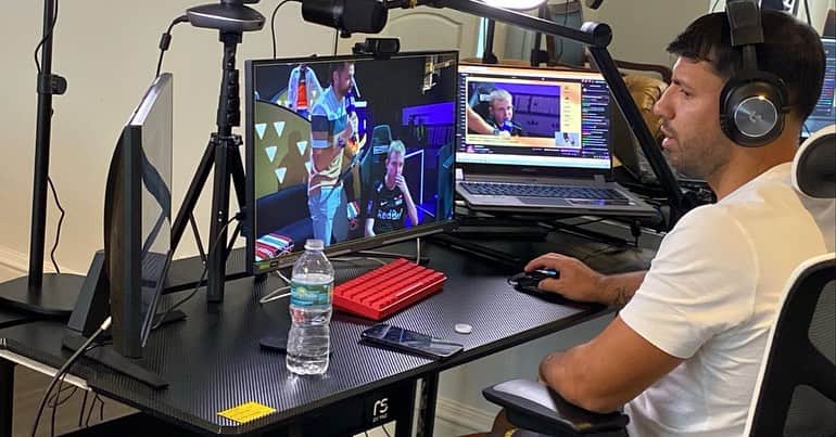 のインスタグラム：「Transmitiendo el FIFAe World Cup ⚽️ en Gamers8 .   Alto torneo 😎🤟🏼!  #Gamers8 #Landofheroes @gamers8gg @gamers8_ar」