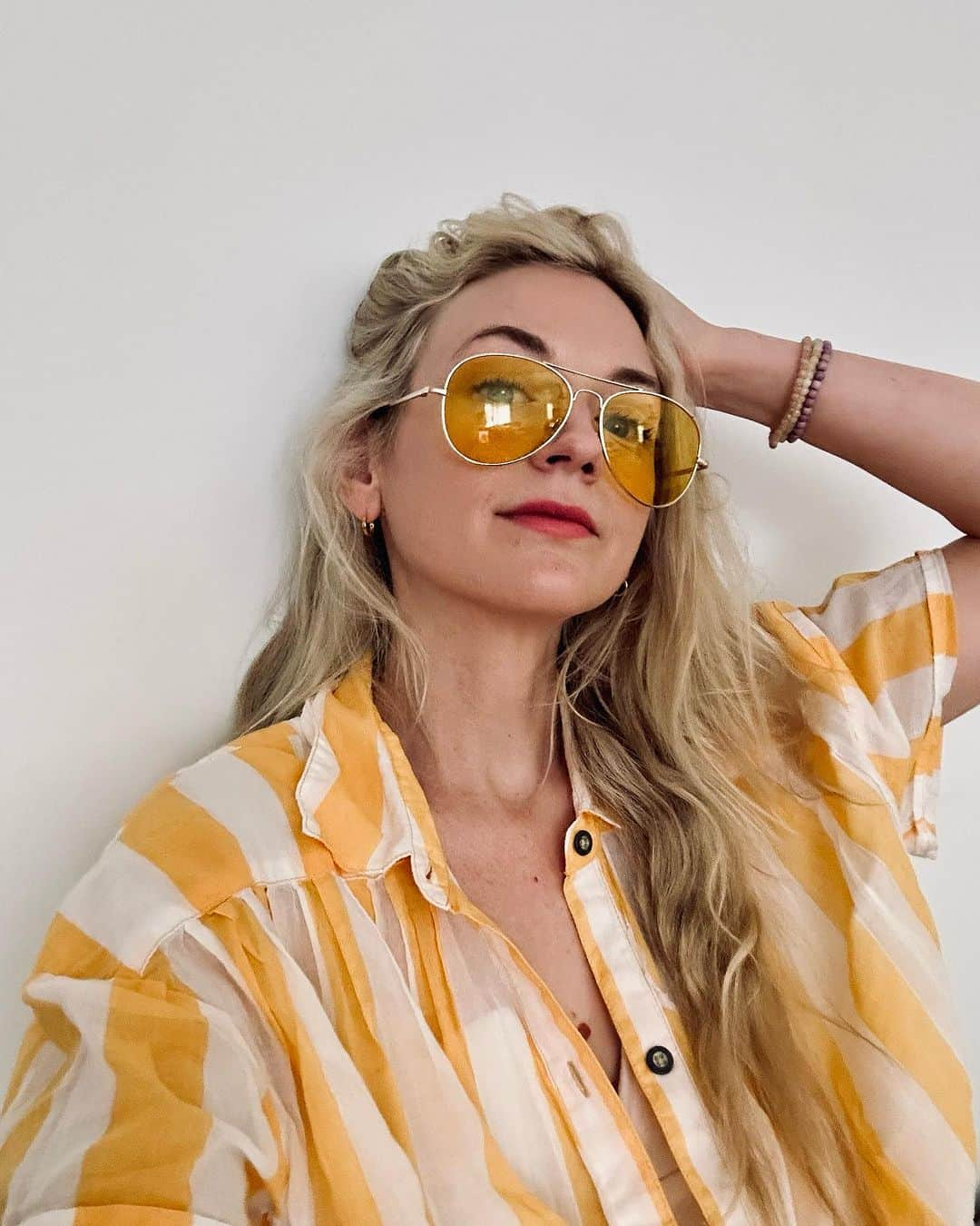 エミリー・キニーのインスタグラム：「Looking out the right sunglasses can really brighten things up you know. 😝🕶️ #ootd Hey did you guy get your tix to my show on Friday? ☀️」