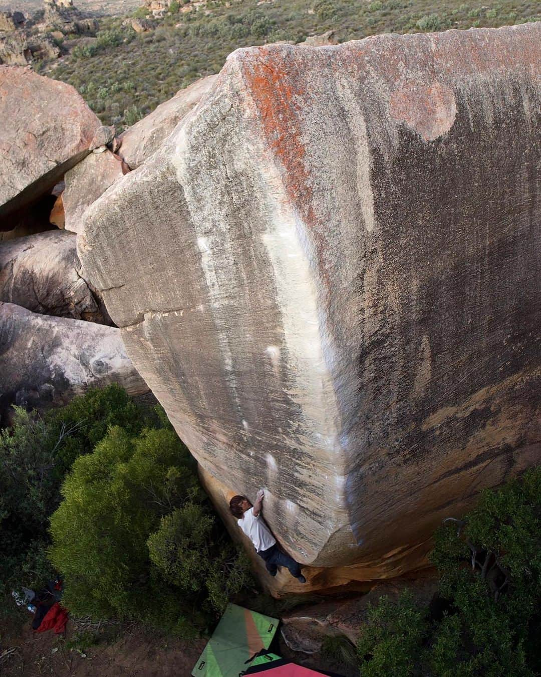 野村真一郎のインスタグラム：「Livin Large 8C+/V16 #session1  It takes long time to try "Livin Large" since i arrived this country. On the first day of attempting, i checked upper part and in result i became to be able to climb consistently. The boulder is so huge that i couldn’t imagine my climbing scene, but now i can imagine how i should climb and i really love to send it. Thinking about left days of this tour, it seems i have less time but i’ll do my best🔥 ＿＿＿＿＿＿＿＿＿＿＿＿＿＿＿＿＿＿＿＿＿＿＿＿＿＿＿＿＿＿  一昨日はツアーに来てようやくLivin large(六段)に着手！ 初日は上部練。1日目ながら思ってたよりもかなり安定感のある仕上がりに出来た。  岩のデカさに圧倒されて(8メートルくらい)触る前は自分が登ってる姿すらもイメージ出来なかったけど、バラすと一気に岩の見え方が変わる。 ただ、ツアーの残り日数を考えると触り始めるのが少し遅かったかな。絞り出せる限りは頑張ります。  📸: @naoki__shimatani @clover_resole  @rokdo_team @montura_official @monturajapan @unparallelup @rockmasterhq_caravan @frictionlabs @project_daihold @clover_resole @hamasakichiryoin0929」