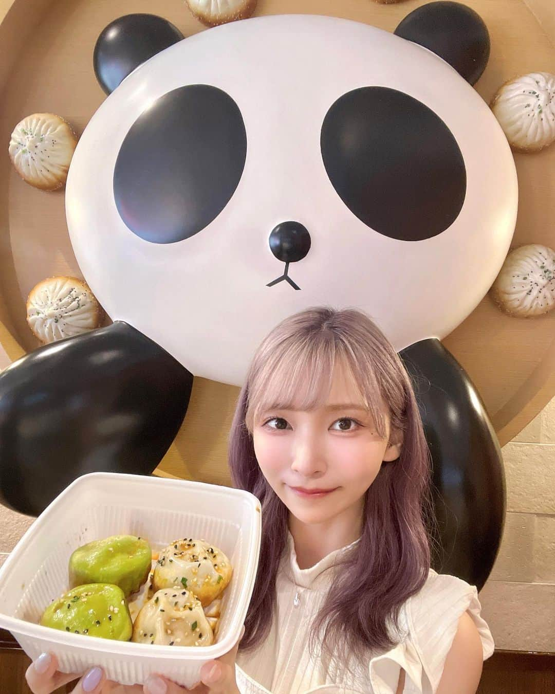 長嶋優里のインスタグラム：「♡ ． 本当に何年も食べたいと思ってた 焼き小龍包を食べれたのも嬉しかったけど パンダのオブジェあるお店で嬉しさ2倍🐼🤍 肩添えられてる風に見えるよね✨️笑 ． 中華街でバイトしてた時は 高ペースで食べてたっ🎶🇨🇳 ． ． ． #焼き小龍包 #パンダ #鎌倉 #鎌倉グルメ #小町通り ． ♡」