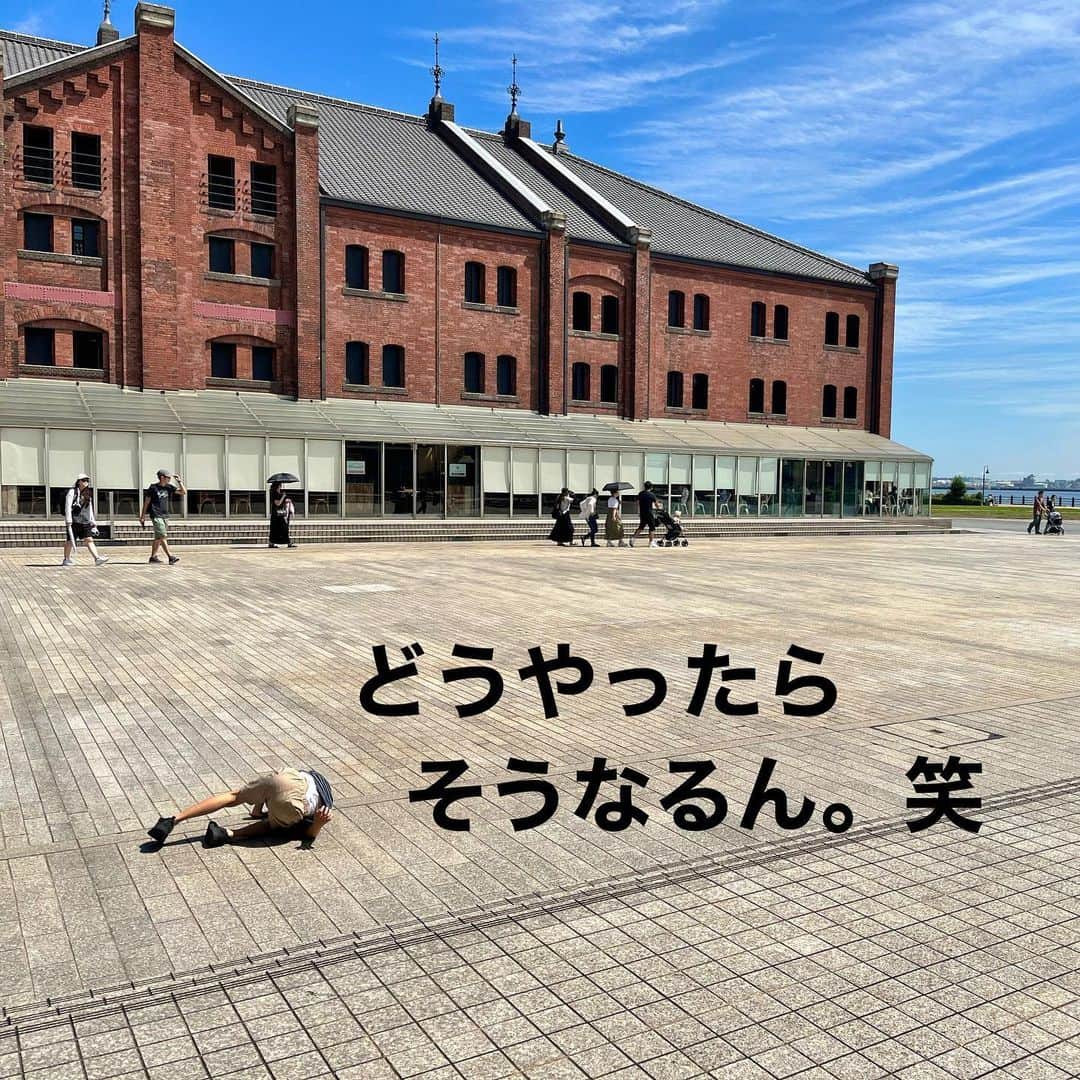 makikoさんのインスタグラム写真 - (makikoInstagram)「❤︎ 横浜観光の思い出🐘☀️  朝、散歩がてら象の鼻パークとやらに行ってみたんやけど、ここはどういう感じのとこ？笑 めっちゃ景色は良かったけど🙌🏻✨笑  象の置き物がたくさんあったから、とりあえず座ってみた🥳  赤レンガ倉庫に行くのも4年ぶり〜🌟😊 海が近くて散歩するの気持ち良かった🌊  なつかしの映えスポット見つけて、4年前と同じように写真撮ってみた🤳  4年前より映えてたw🤣🤣  #象の鼻パーク #横浜観光 #赤レンガ倉庫  #4年前と風貌変わりすぎのパパス #靴下焼け」7月17日 20時38分 - batako93