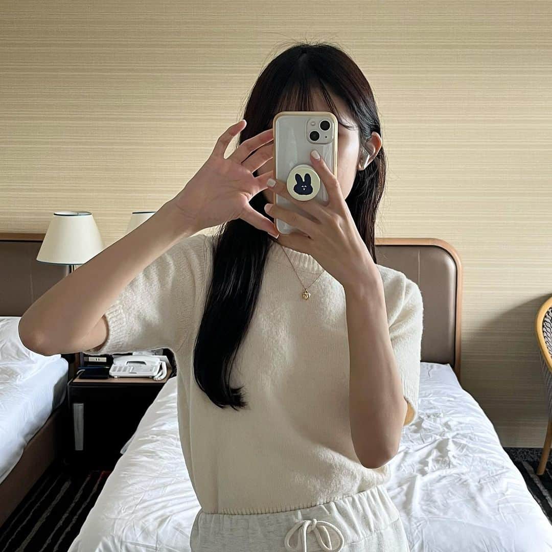 のインスタグラム：「. 久々ホカンスday🧸🛋️ コーデにも合うし、つけてるだけで 気分が上がるイヤホンsudioN2Pro🤍 防水やワイヤレス充電など 最新機能が搭載されてる優秀アイテム☺️ 15%offcoupon⇨eumld_ #sudio#designingsound #sudioN2Pro#PR」