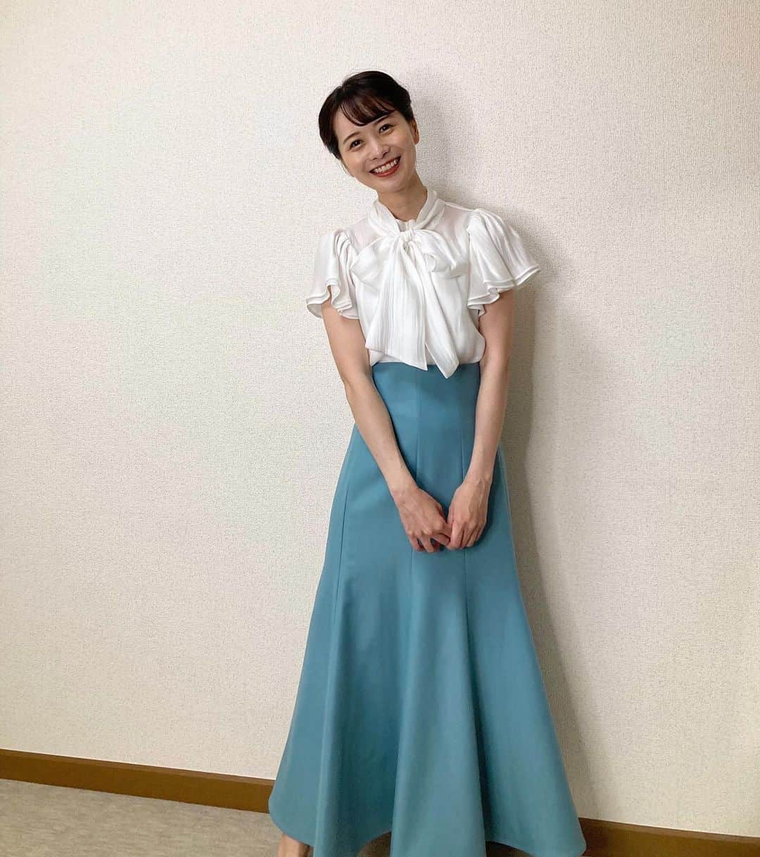 高見侑里さんのインスタグラム写真 - (高見侑里Instagram)「◡̈♥︎ 今日のインスタライブ、ご覧くださった皆様ありがとうございます🤍 ⁡ スタイリストのなみちゃんに骨格診断をしていただいた結果、私は「ウェーブ」タイプでした！ ⁡ ということで、ウェーブさんにおすすめのコーディネートをふたつご紹介させていただきます👗 ⁡ １枚目は、ウェーブさんは体が薄いので、上半身はフリルやリボンなどでボリュームを持たせ、かつ透け感のある柔らかい素材のブラウスにマーメイドラインのスカートを合わせたコーディネート🧜‍♀️ ⁡ ２枚目は、スクエアネックにパフスリーブ、ウエストはキュッとしていてたっぷりフレアと、Ｘラインが叶うワンピース✨ ⁡ そしてインスタライブ内では、ストレートとナチュラルタイプさんにおすすめのコーディネートもなみちゃんが紹介してくださっています👏 ⁡ 今回のお洋服は ⁡ #AndCouture さん #Swingle さん #PROPORTION さん #NATURALBEAUTYBASIC さん ⁡ がご協力くださいました🙇‍♀️ありがとうございます！ ⁡ 今日のライブ、皆様お楽しみいただけましたでしょうか🥺🙏 ⁡ ご参加くださった皆様、コメントをくださった方々、ご協力いただいた皆様、本当にありがとうございました！！ ⁡ #骨格診断 #ストレート #ウェーブ #ナチュラル」7月17日 20時31分 - yuri_takami_official