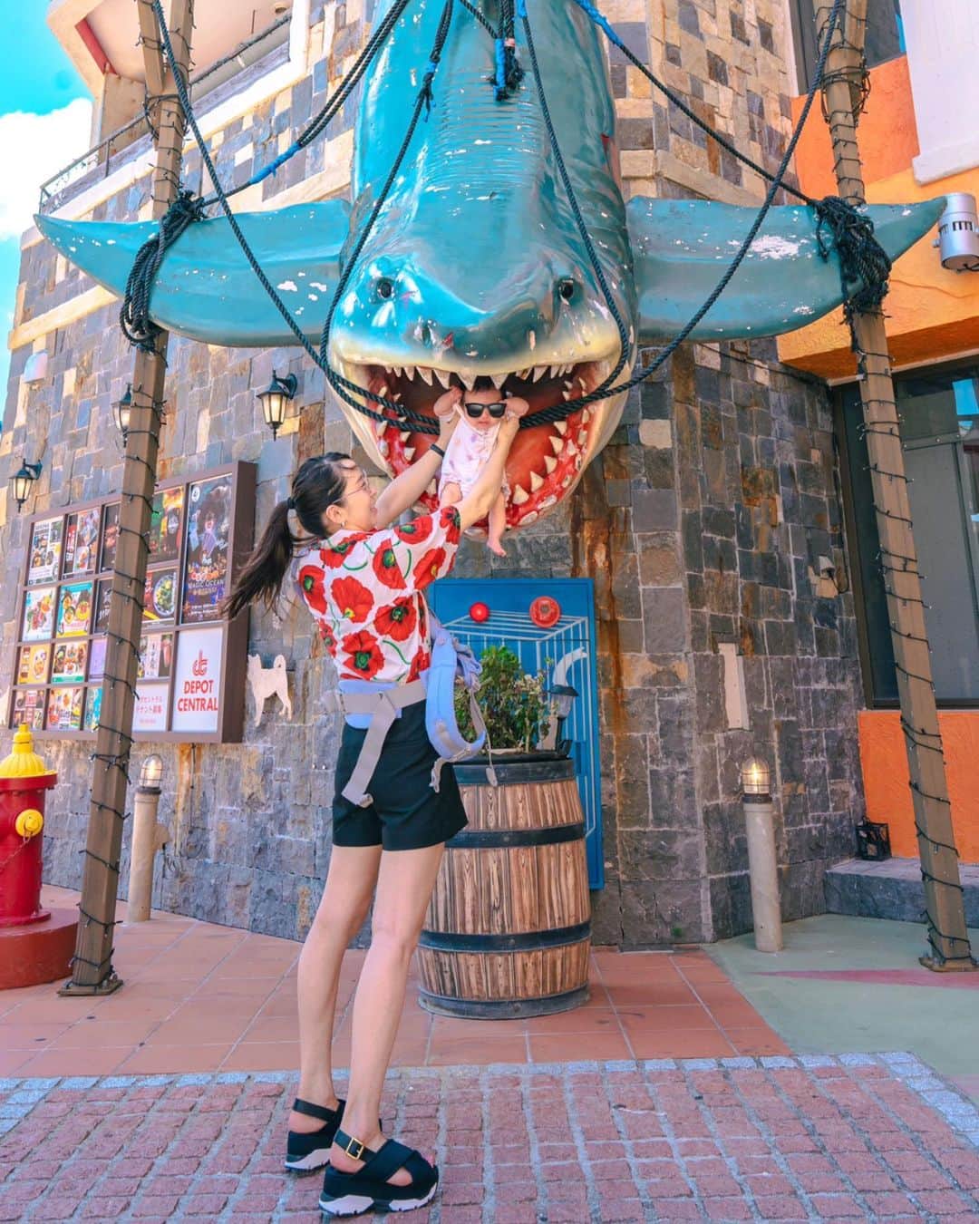 野口啓代のインスタグラム：「夏の家族旅行🌻🍉🏝️🪼🌺  子供をジョーズに食べさせて喜んでる私🦈笑笑」