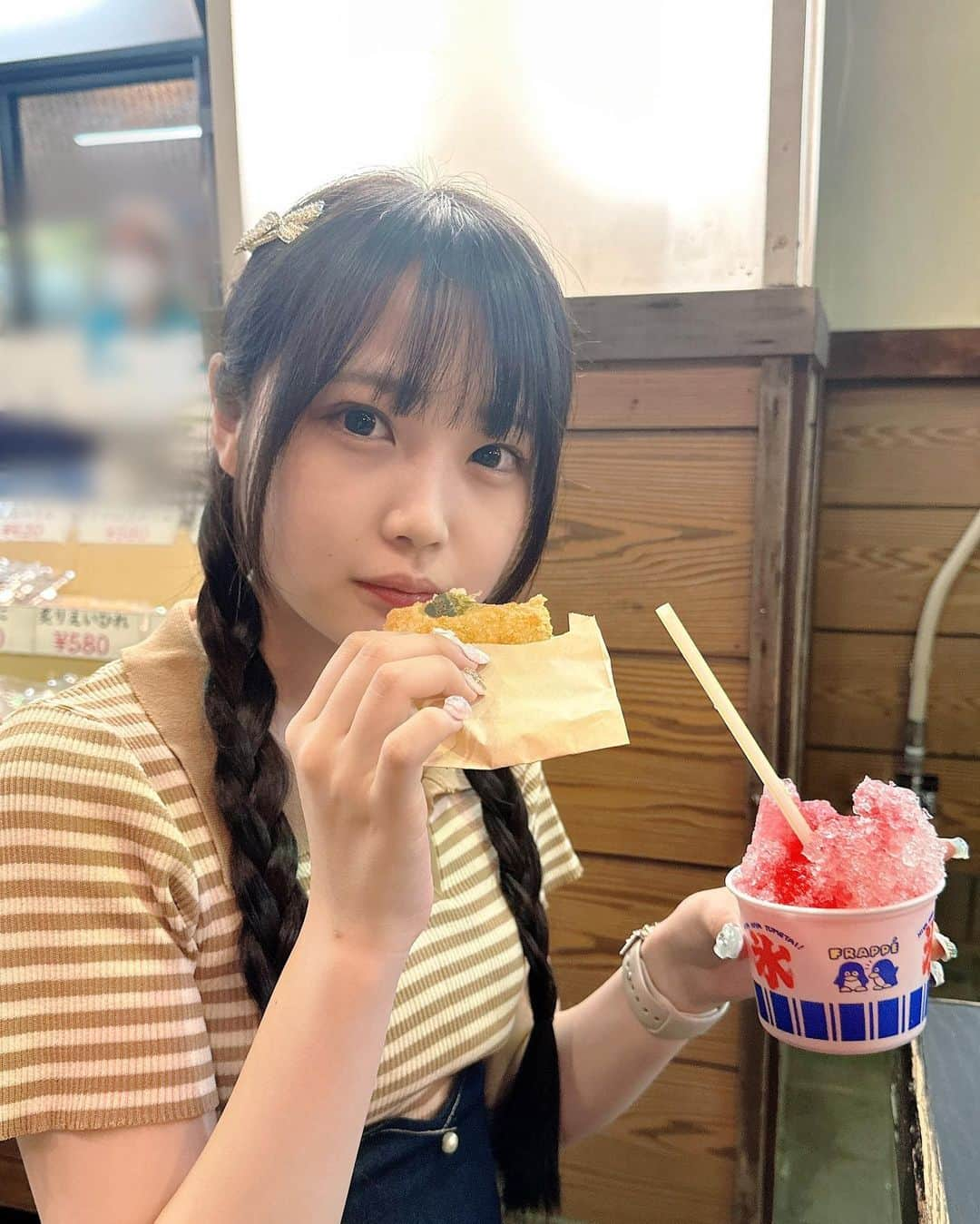 佐藤美波さんのインスタグラム写真 - (佐藤美波Instagram)「🍧🦑  夏はあんまり好きじゃないけど夏の夜はわりと好きかも🫶🏻   #江ノ島 #江ノ島グルメ #夏 #かき氷 #イカ焼き #アイドル #idol」7月17日 20時32分 - sato_minami16th