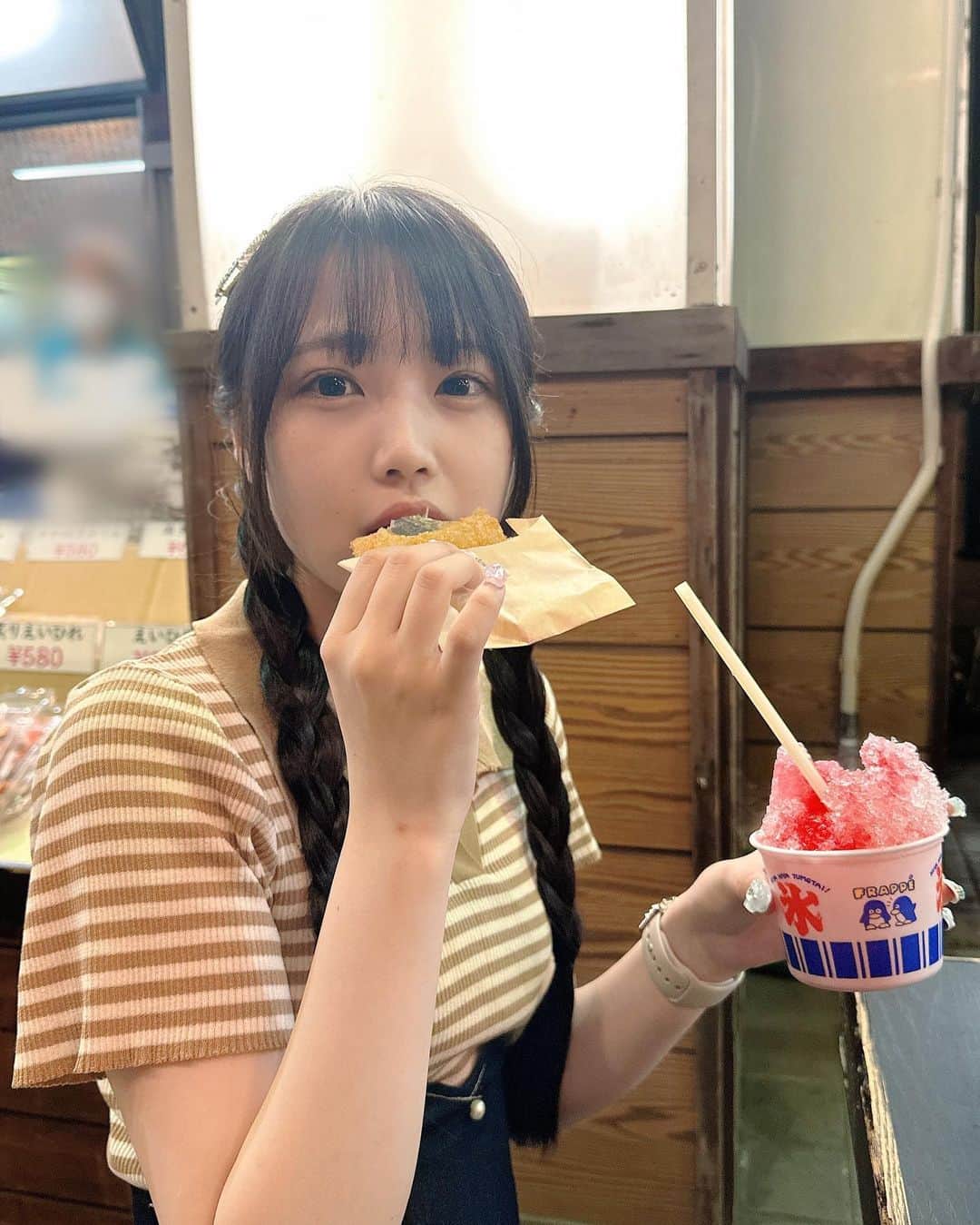 佐藤美波のインスタグラム：「🍧🦑  夏はあんまり好きじゃないけど夏の夜はわりと好きかも🫶🏻   #江ノ島 #江ノ島グルメ #夏 #かき氷 #イカ焼き #アイドル #idol」