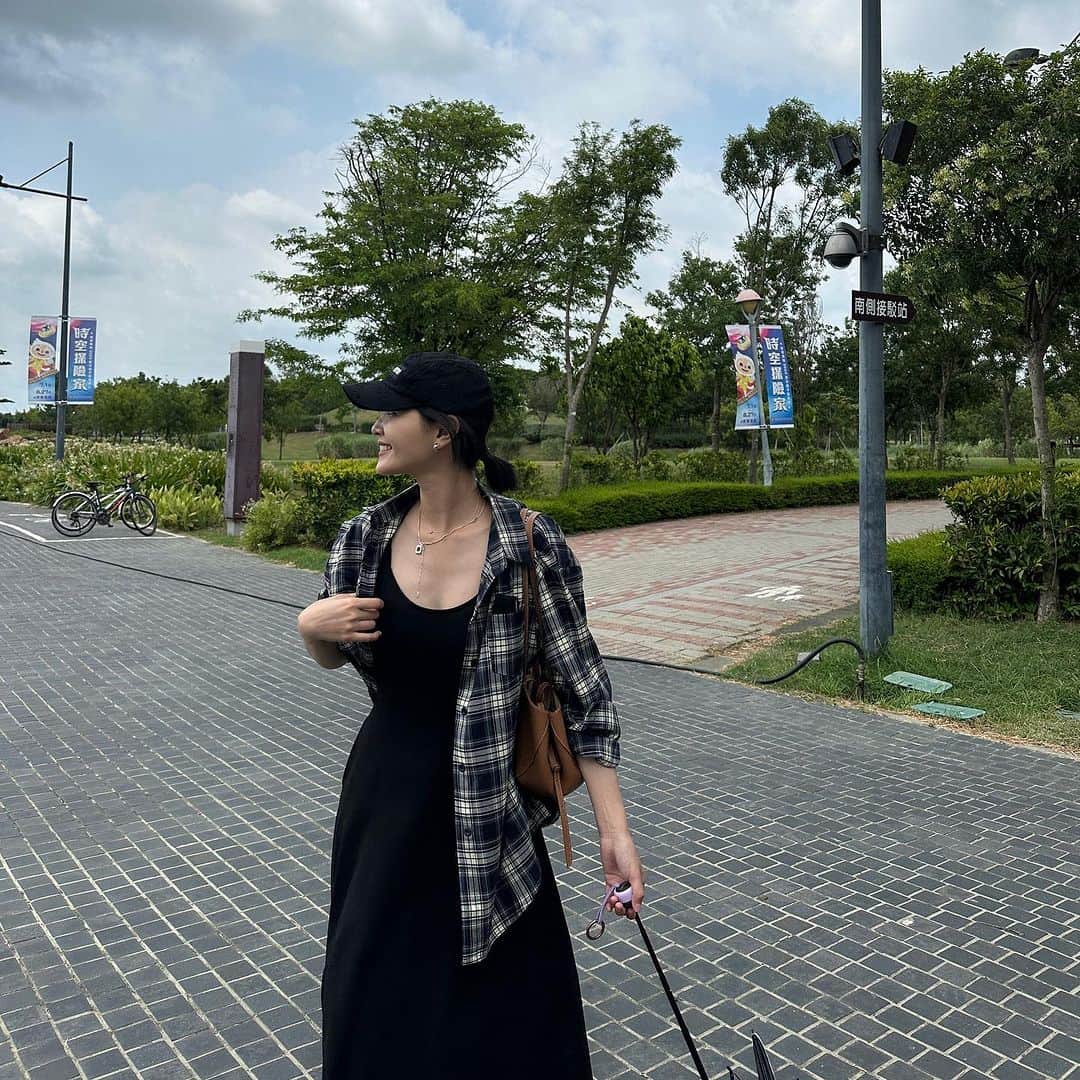 吳子霏（Ellen Wu）のインスタグラム：「⁡ 有時候我們要學會認清自己能力不足的事實，幫不上忙不要自責，只要你盡力了，那就足夠了；做不到也沒關係，想辦法做得更好就好。 這樣的智慧，方能讓大局在一個至少穩定的狀態，而不是全世界一起跟著失控。 ⁡ 我一直有個幸運銀行理論，意思是，人生在世的每一刻，都保有善心地去對待，累積的幸運，會在你需要宇宙幫忙的時候，將有好事發生。 ⁡ 最近的有感幸運，是我遇到了很棒的房東。 因為冷氣壞了，一句話說要為我換新的，要換就換好一點。因此也很認真地為了解決這個問題，做了一份詳細的更換冷氣筆記給他們。 ⁡ 你想要的都將會成真，只要積極認真地過好每一個今天。更好的自己，從原子習慣中實現。 ⁡ #ellen12say」