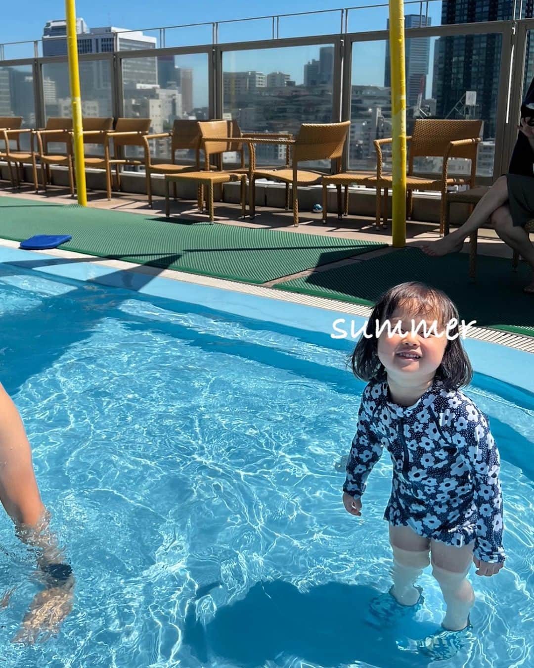 亀恭子さんのインスタグラム写真 - (亀恭子Instagram)「猛暑。  連休サクッと小旅行に行こうかと思ったけれど、 水を欲して近場のプールと水族館。  暑過ぎですね…  皆様、体調にはくれぐれも気をつけつつ 夏を満喫しよう☺︎  #2023summer #july #猛暑 #眉毛だけ書いた連休」7月17日 20時39分 - kame_kyo