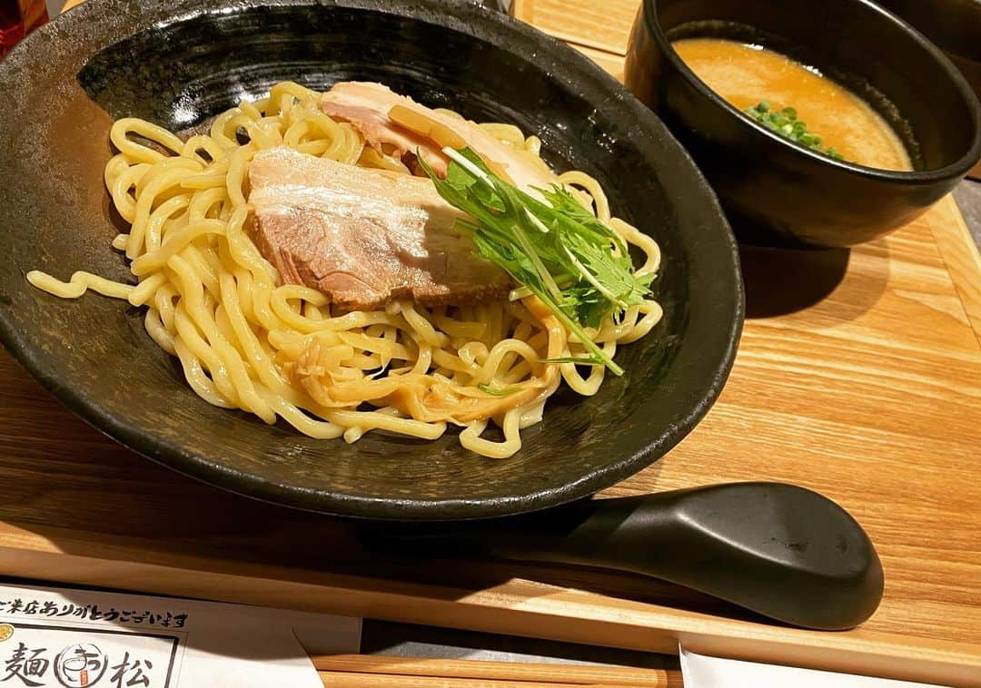 朝比奈京子（今井花菜）のインスタグラム：「ベジポタつけ麺✨  飲み終わり、朝5時の〆つけ麺🍜  わりと濃厚なスープだけども胃もたれしない優しさもあって飲んだ後の〆に丁度良い✨((*っ´ω｀c*))  新しく出来たお店かな？ 初めて来店したけれどつけ麺・ラーメンが美味しいのはもちろん、店内も綺麗で個室もあり！ そして24時間営業❗️(๑•̀ㅂ•́)و✧  サイドメニューも魅力的なので飲みに使うのにも良いお店かも✨°ʚ(*´꒳`*)ɞ°.   麺松 新宿歌舞伎町店にて♡ #つけ麺 #ラーメン #ベジポタ #〆のラーメン #歌舞伎町」