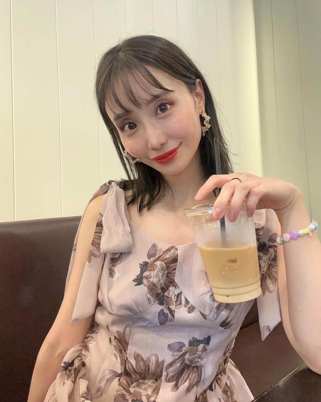 柴田阿弥のインスタグラム：「🤎🖤🤎🖤  すぐにコーヒーブレイク👸  暑すぎた。今週ずっと夏バテしてると思って 友達に相談したら脱水じゃないかと言われ OS-1を激押しされて飲みだした😇  熱中症だけは避けたい、、、！ 頑張って水分摂ろう🥵 ㅤㅤㅤㅤㅤㅤㅤㅤㅤㅤㅤㅤㅤ ㅤㅤㅤㅤㅤㅤㅤㅤㅤㅤㅤㅤㅤ  #コーヒーブレイク #カフェラテ #herlipto #ひまわりワンピース #夏服コーデ」