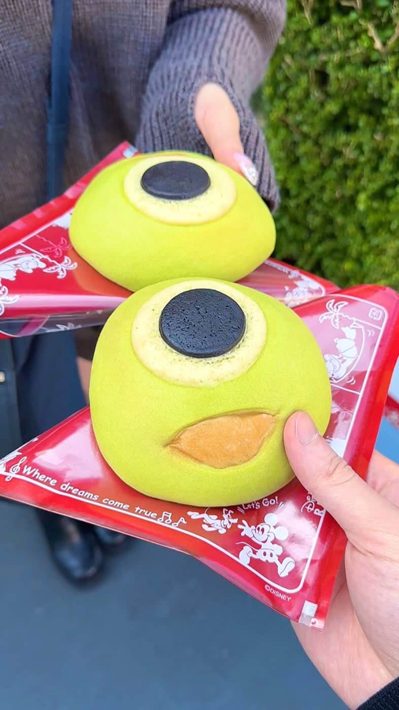 のインスタグラム：「🏰ディズニー食べ歩きフードまとめ8選🏰 ㅤㅤㅤㅤㅤㅤㅤㅤㅤㅤㅤㅤㅤ 夏休みに向けて東京ディズニーランドで食べれるおすすめのフードを8個まとめてみました！ ㅤㅤㅤㅤㅤㅤㅤㅤㅤㅤㅤㅤㅤ 気になるものがあったら見返せるように保存しておいてね！  ①リトルグリーンまん 400円 ②ダブルアイスクリーム 700円 ③ミッキーワッフル 600円 ④ベイマックスカレー 1580円 ⑤ポークライスロール 600円 ⑥スモークチキンレッグ 600円 ⑦マイクメロンパン 500円 ⑧グローブチキンパオセット 880円  どれが1番食べてみたい🐭？？  #ディズニーグルメ #ディズニーフード #東京ディズニーランド #ディズニー  #disneyland #tokyodisneyland #tokyo #disney #japantrip   #東京グルメ #東京カフェ#東京観光 #東京旅行 #東京ランチ #千葉グルメ #千葉カフェ  #カフェ巡り #instafood #japantravel #tokyofood #tokyo」