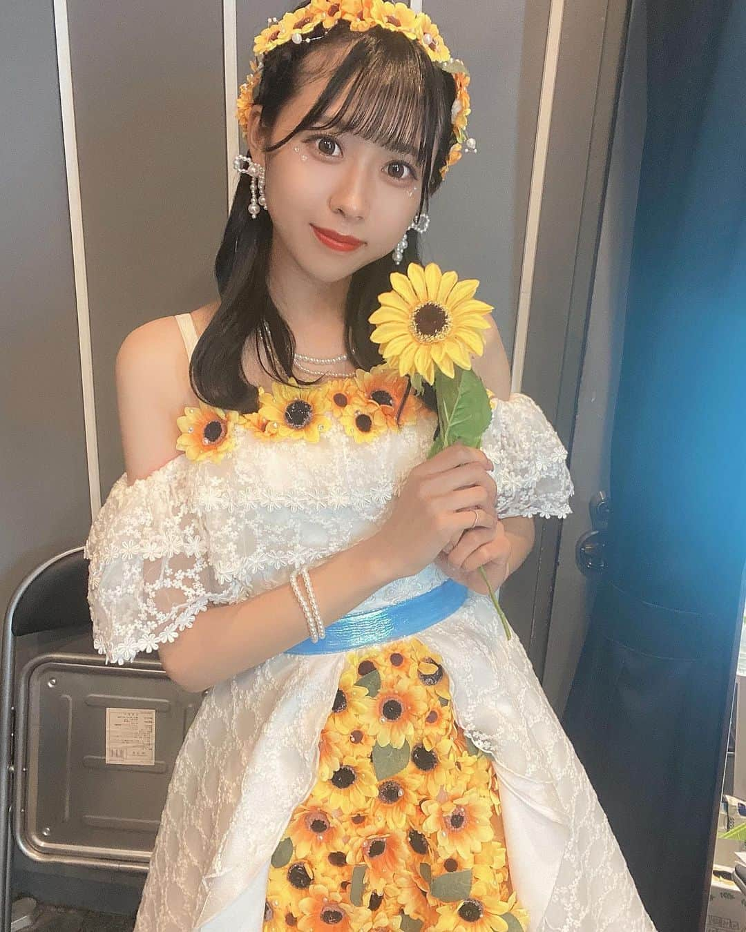 高橋美海さんのインスタグラム写真 - (高橋美海Instagram)「⁡ ⁡ ⁡ ⁡ ⁡ 本日24歳になりました🌻 身も心も大人の女性に近づけるように頑張ります！！ ⁡ ⁡ いつも応援してくださる皆さん、本当にありがとうございます💭昨日はずっと念願だった生誕祭もできて、素敵な24歳のスタートをきることができてとっても幸せです🎂 ⁡ これからも自分らしく、前に進んでいきたいです！！24歳のわたしも応援してくださったら嬉しいです🤍 ⁡ ⁡ ⁡ ⁡ ⁡ ⁡ #instadaily #instalike #birthday #happybirthday #0717 #生誕祭 #衣装 #アイドル衣装 #向日葵 #花冠 #hair #暗髪カラー #髪型 #編み込み #ロングヘア #アイドルヘア #髙橋美海」7月17日 20時47分 - __mimi0717