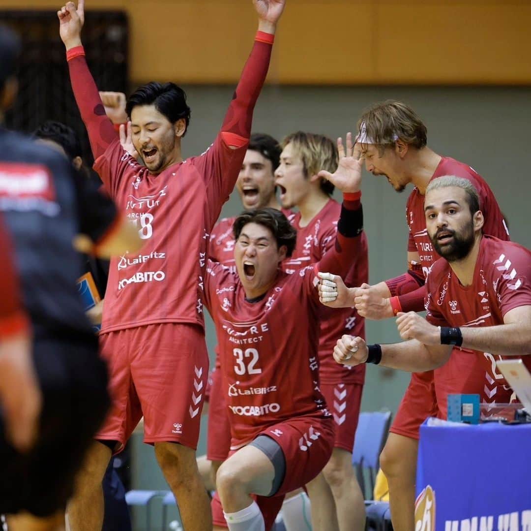 信太弘樹のインスタグラム：「勝ち✌️  次もがんばろー！！  アナリストの荒川くんがチームを離れる事に、、 ありがとう🙇‍♂️ 今後の活躍を願ってます！  #zeekstartokyo  #riseasone  #bauerfeindjapan  #bauerfeind  @bauerfeindjapan  #newerajapan  #newera」
