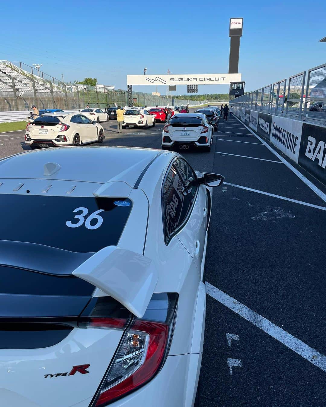 伊沢拓也さんのインスタグラム写真 - (伊沢拓也Instagram)「CIVIC TYPE R MEETING at SUZUKA 灼熱の鈴鹿。参加者の皆様ありがとうございました！  アイス2個食いおじさん現れる。大盛りアイスを食べたと思えば平気らしい。健康に気を付けて下さい😭」7月17日 20時41分 - takuya_izawa_com