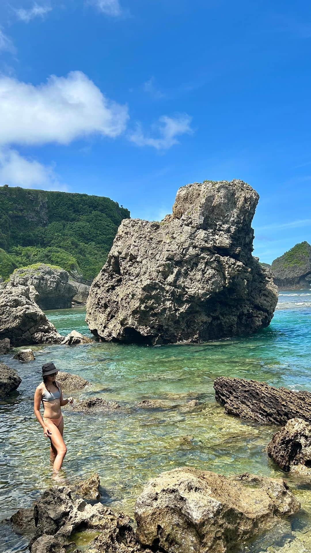 エイミー・コガのインスタグラム：「このばしょがわかったらすごい！💛 さてどこでしょうー😏  Small secret hike🧜🏼‍♀️」