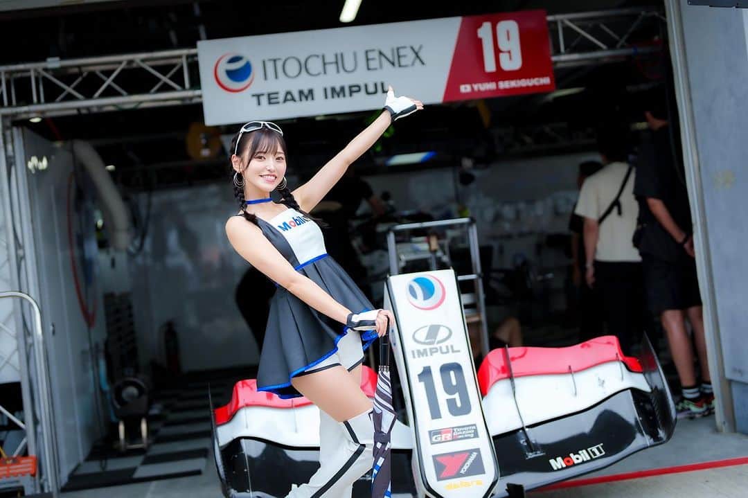 引地裕美のインスタグラム：「スーパーフォーミュラ 第6戦 富士🏎️🗻 ありがとうございました‼︎  19号車 20位 20号車 4位でチェッカーを受けました🏁  平川選手は20番手から4位の追い上げ‼︎凄かったなぁ🥹👏🏻✨  決勝日は本当にたくさんお客さんが来てくれていてサーキットは大賑わいだったね😳✨ 朝のステージから物販サイン会、ピットウォークとみんないつもありがとう‼︎🤍  今回のスーパーフォーミュラは、 #sf夏祭り で浴衣着てお祭り満喫してとっても楽しい夏の思い出になった👘🍉  みなさん最後までITOCHU ENEX TEAM IMPULの応援ありがとうございました☝🏻🖤  また来月のSFもよろしくお願いします🫶🏻  #superformula #sformula #スーパーフォーミュラ #富士スピードウェイ #fujispeedway  #mobil1 #mobil1レーシングサポーターズ #teamimpul  #itochuenexteamimpul  #UMine #japanese #japanesegirl #일본 #costume #レースクイーン #rq #モータースポーツ #motorsports」