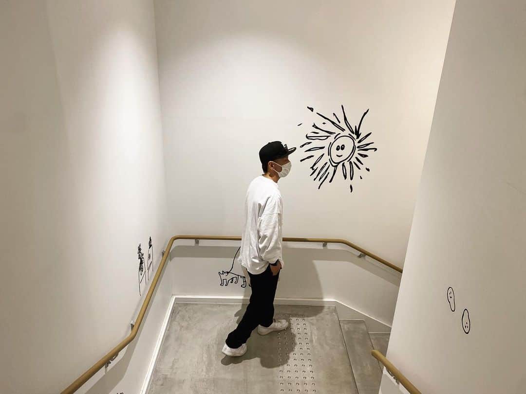 maiのインスタグラム：「7月17日。 20年。  あっという間、というか 一瞬だったな。 まゆみちゃんが前に 「あっという間に過ぎる時間は  幸せだと言うことよ。 苦労している辛い時間は なかなか過ぎないからね。」 と言っていたのを思い出す。 一瞬で過ぎた20年は幸せだったということ。 幸せにしてもらって 本当に感謝。  かと言ってイライラすることも もちろん。 それは 相手も同じだと思う。 それを許して、受け入れて、認めて そして 支え合って ここまで来たのかなと思います。 これからも まだまだ ⠐⠐⠐ よろしくたのむね。」