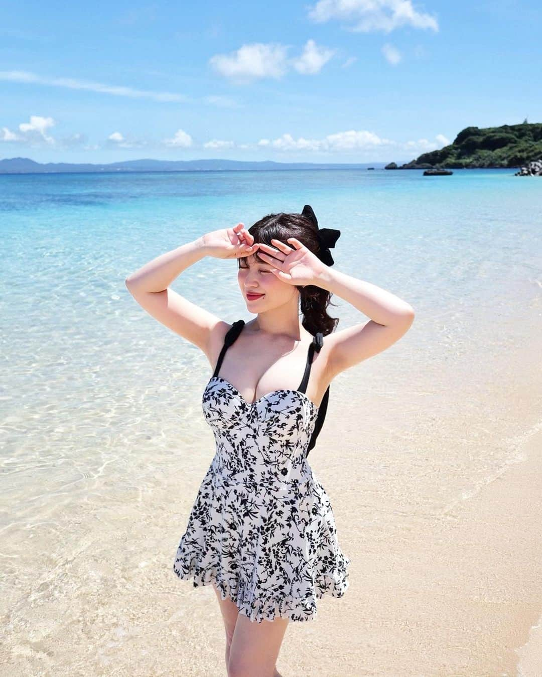 森下まいさんのインスタグラム写真 - (森下まいInstagram)「🏝️#海の日🏝️  海で遊んでオリオン飲んで、 のんびり真夏の沖縄旅〜☺️  【 @andesir_official 】で見つけたワンピース水着は、 肩の大きなシフォンリボン×花柄×スカートのフリルと、 大人可愛いポイントがいっぱい🥰  胸部分はワイヤーの入ったしっかりカップになってて スカート部分はショートパンツになってて機能的なのも最高でした☺️  15%OFFで¥3.978になってたのが奇跡🫢 ♥ 他の水着も可愛かったです🥹♡  そして浴衣も可愛すぎて思わずオーダーしちゃったのでまた載せますね🤣  #trip #okinawa #vacances #vacation #沖縄 #旅 #沖縄旅行 #まい旅☺︎ #まい旅☺︎_沖縄 #旅行 #国内旅行 #タビジョ #水着 #ワンピース水着  #mai153 #153cm #153cmコーデ」7月17日 20時44分 - mai_morishita