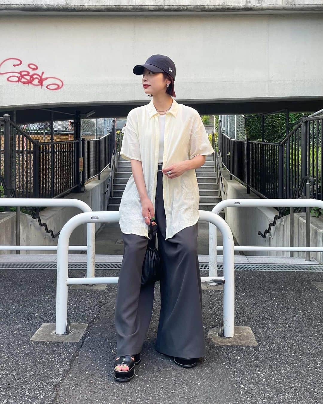 のインスタグラム：「.  休日コーデ🌞 ⁡ ⁡ メンズのパンツ履いたらめちゃくちゃ可愛かった🥺 ⁡ 裾引きずりそうなくらい長いけどお気に入りです✌🏻（笑） ⁡ ⁡ ⁡ 3枚目のポーズなに？😳 ⁡ ⁡ ⁡ ⁡ ⁡ ⁡ ⁡ ⁡ ⁡ #休日コーデ #カジュアルコーデ #カジュアルファッション #シャツコーデ #キャップコーデ #キャップ女子 #ワイドパンツコーデ #夏コーデ #夏服コーデ」