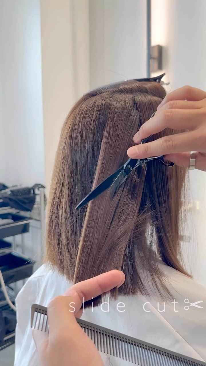 齋藤純也のインスタグラム：「スライドカット✂︎  ハサミの入れ方だけで収まりの良さと束感を作ります♩ ご希望のデザインに合わせてカットの技法を駆使して最高のヘアスタイルに近づけます💇‍♀️ 骨格と輪郭と髪質に合わせて誰よりも似合うデザインを♩  ✴︎PRICE✴︎ カット✂︎7700円 カラー✂︎7700円  カットなしの場合シャンプーブロー料金+2200円 カラーはトリートメントin処方で圧倒的な艶感と手触りをプラスします。 ブリーチor3Dハイライト施術はプラス7700円です。 パーマ✂︎7700円 トリートメント✂︎種類多数によりカウンセリングで決めさせていただきます。5500円〜11000円 縮毛矯正✂︎17600円、前髪のみは6600円 ・ ネット予約が×の所もお電話かDMで時間調整できますので気軽にご連絡ください！ kelly.表参道本店　A1出口より徒歩45秒 東京都渋谷区神宮前5-2-5 JY表参道ビル２Ｆ kelly. ・ ・ ✔️群馬県伊勢崎市で出勤するスケジュールは隔週水曜日です。 群馬店は料金が異なります、お問い合わせください 群馬のご予約はＤＭまたは ホットペッパービューティーで  kelly. by L.O.G 検索✂︎ 在籍日程が少なくて申し訳ありません。 薬剤は最新のものを揃えました 群馬県伊勢崎市宮前町146-1」