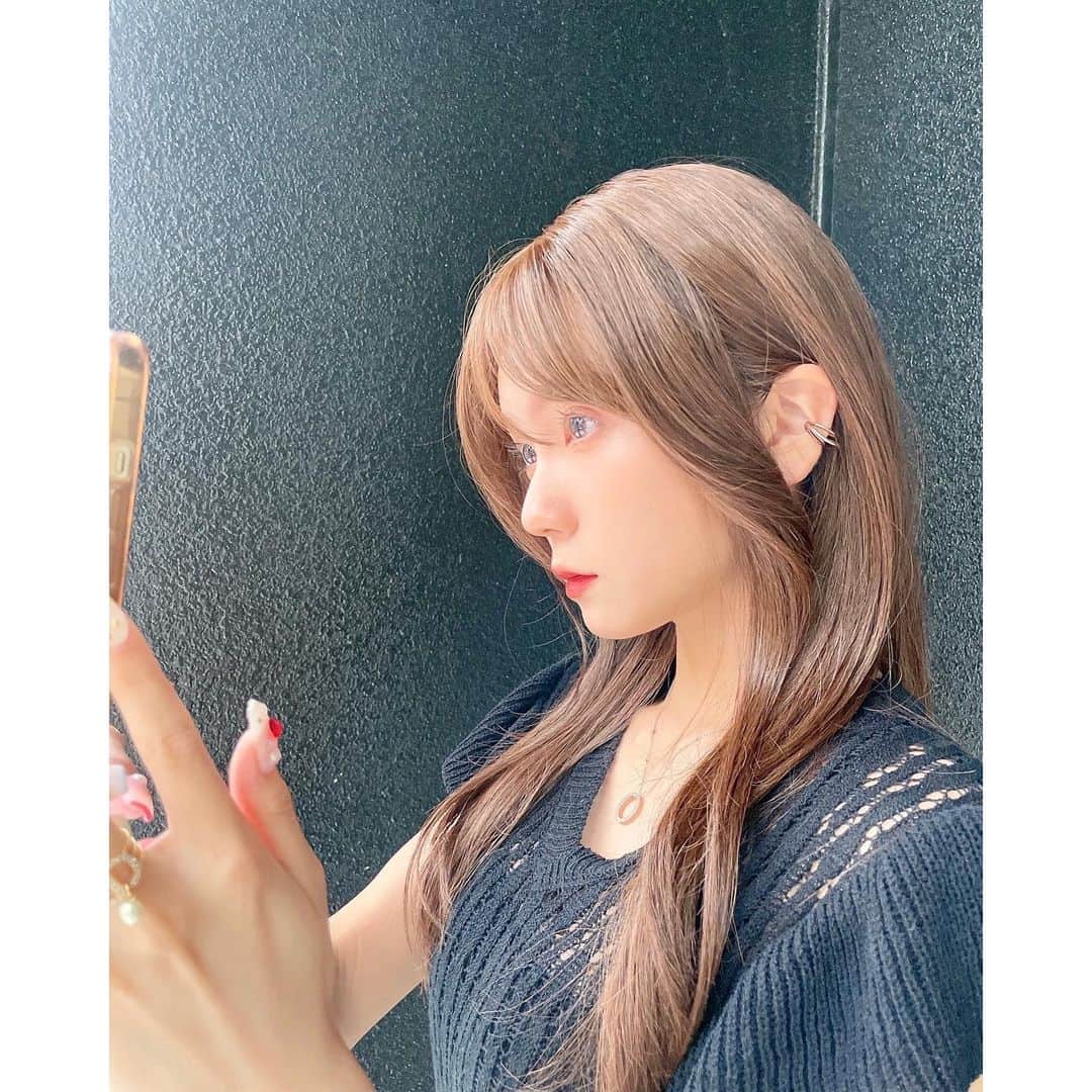 小瀬黎奈のインスタグラム：「👱🏼‍♀️❤︎ . . YouTubeでした茶髪ロング好評で嬉しかったです、、 染めたことないからヘアカラー新鮮で楽しかった🫶🏻❤︎  使ったウィッグの質問きてたので！ ロングミディアム ハグパーマのマットブラウンです🪄🤎 . . ♡」