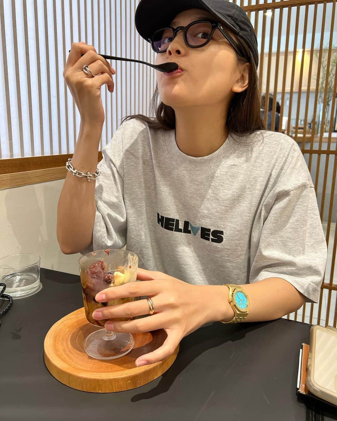 川口春奈のインスタグラム：「🩵🫰」