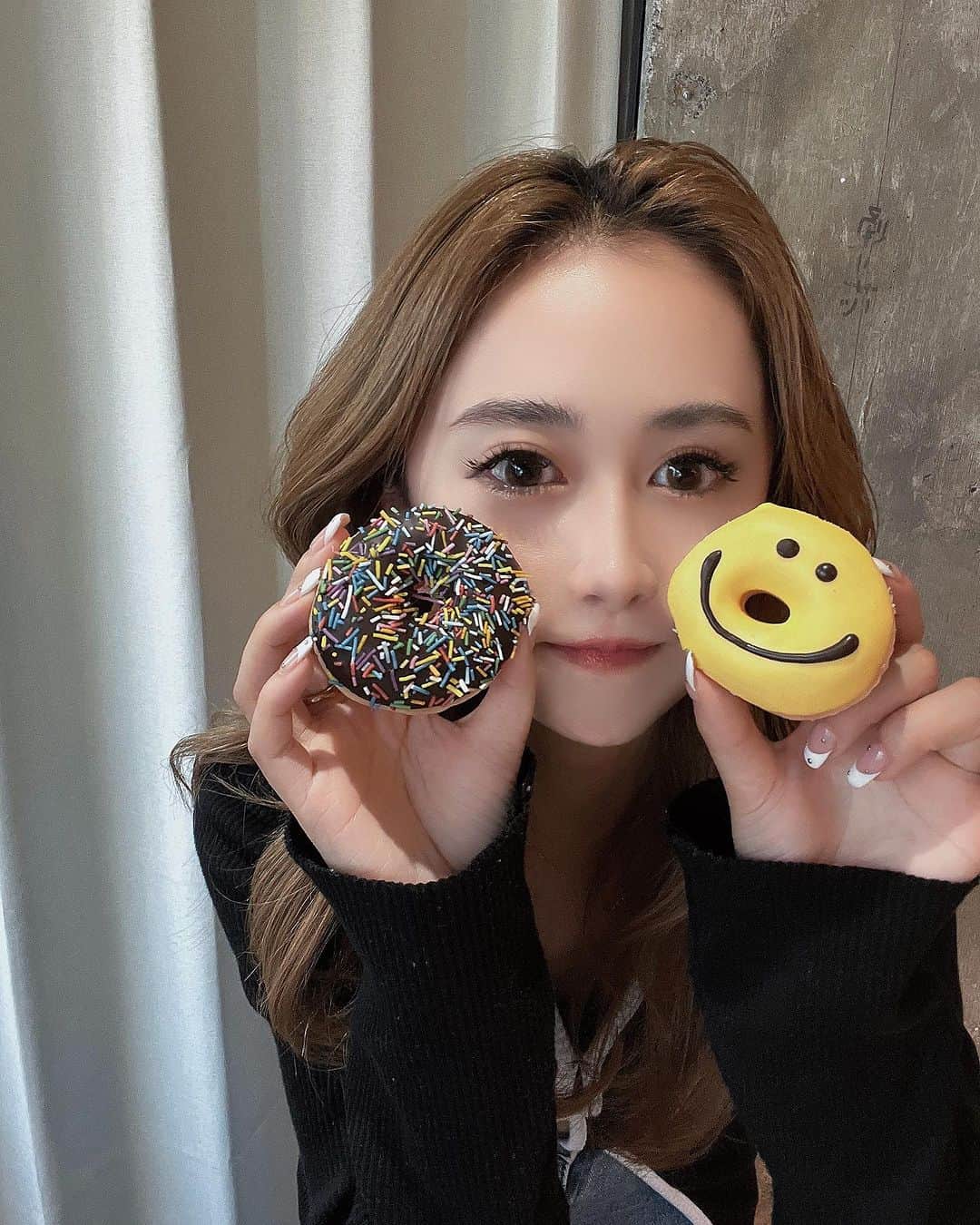 のインスタグラム：「🍩🙂  ドーナツひさしぶりに食べた🤍  #クリスピークリームドーナツ」