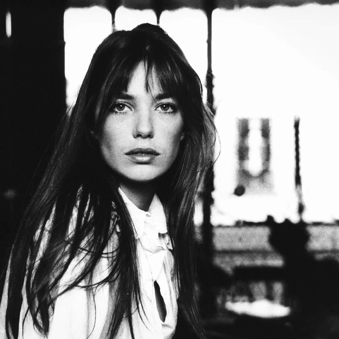 オルガ・キュリレンコのインスタグラム：「Au revoir légende Jane 🖤 Mes condoléances à ses magnifiques filles @loudoillon et @charlottegainsbourg Je pense très fort à vous 🙏😔 #RIP #janebirkin」