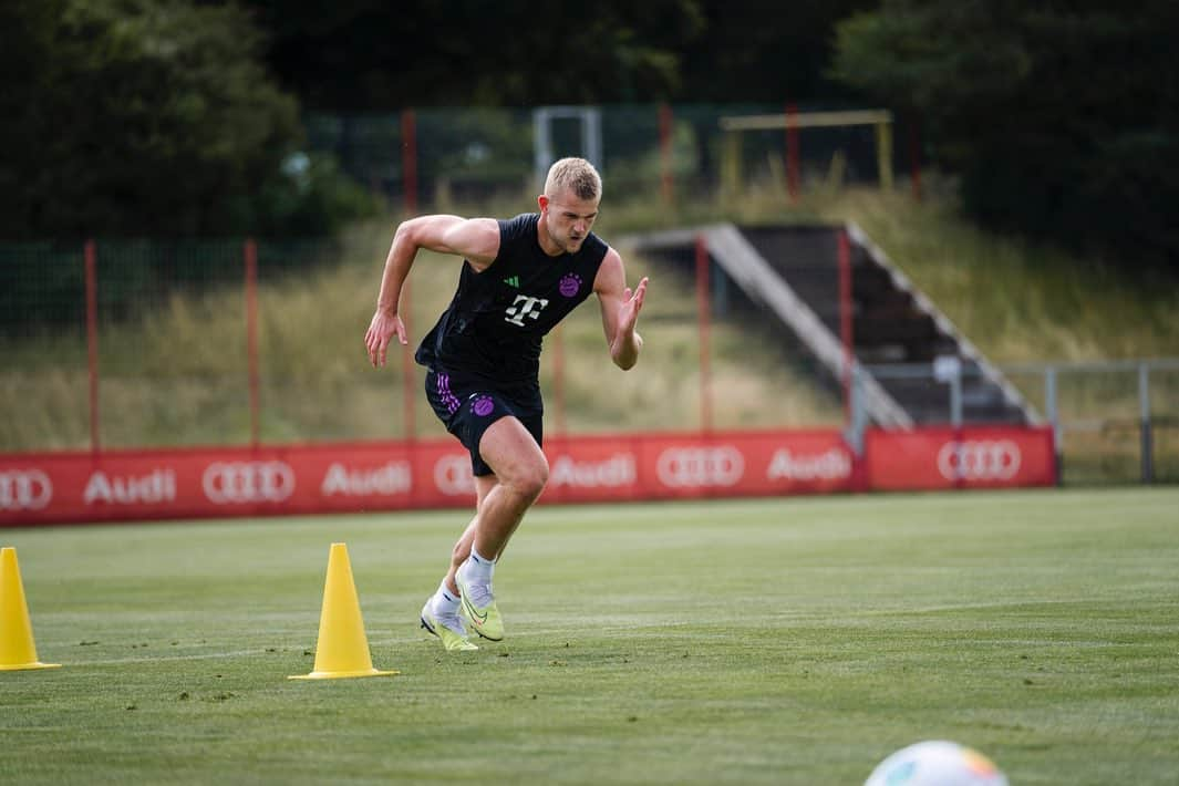 マタイス・デ・リフトのインスタグラム：「Getting ready for the new season! 💪🏼 @fcbayern」