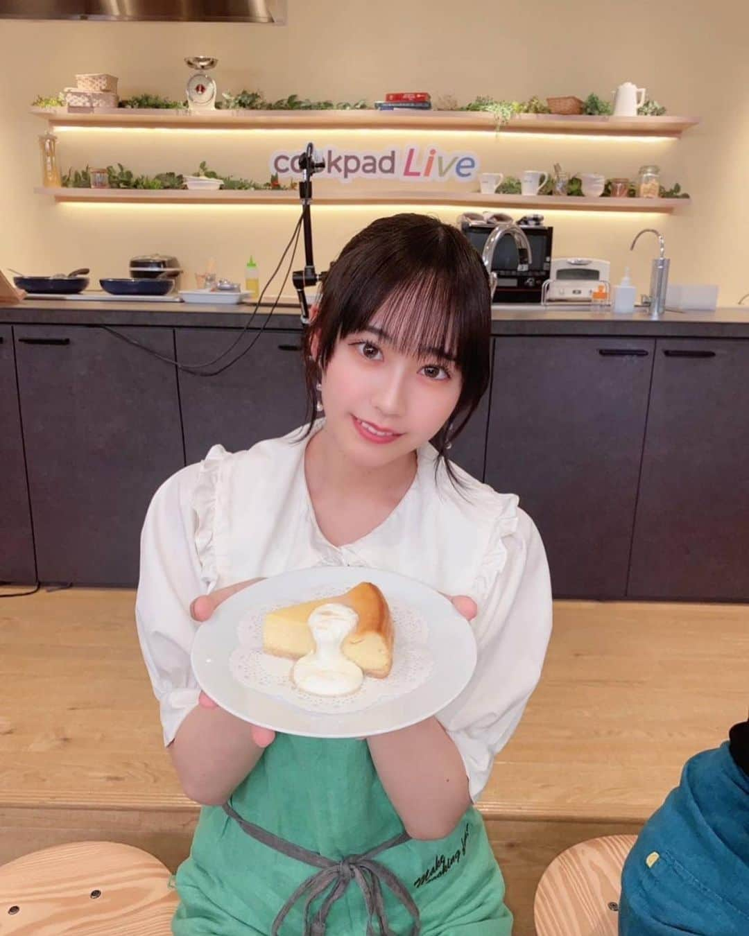 雨宮鈴奈のインスタグラム：「おそくなっちゃったけど！！  cookpadLive  ありがとうございました❤️ 後何日かアーカイブ見れるので 是非見てみてください✨🙈   ガーリックシュリンプカレーを 作りました🍛^_-♡"  写真はチーズケーキです🧀💕  とっても美味しくできて とっても楽しかったです☺️  来てくれた方も配信を見てくれた方もありがとう〜🫶  2023.7.14   #cookpad  #cookpadlive  #Cafe  #シンセカ  #雨宮鈴奈  #jk #06」