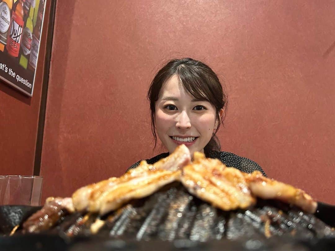 のインスタグラム：「きょう誕生日を迎えて、 30代に突入しました…😳🎉  歳を重ねて見えるようになったことも 増えたような気がするけれど、 自分の至らなさにがっかりすることも多く、 まだまだ修行の日々です。  周りの素敵な人のいいところをたくさん見つけて 柔軟に吸収し続けられる大人でありたい。  この一年も宜しくお願いします😌  #29歳最後の日に食べた肉🍖笑」