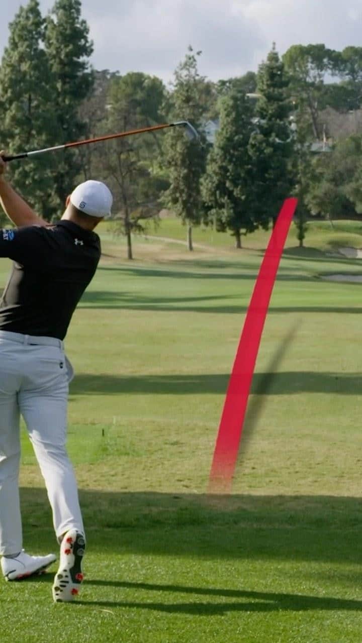 Jordan Spiethのインスタグラム：「A @JordanSpieth #TSeries masterclass.👌 Watch the full video at the link in our bio to see how he hits a fairway finder, high draw and tight fade (his favorite shot to hit).  #TeamTitleist」
