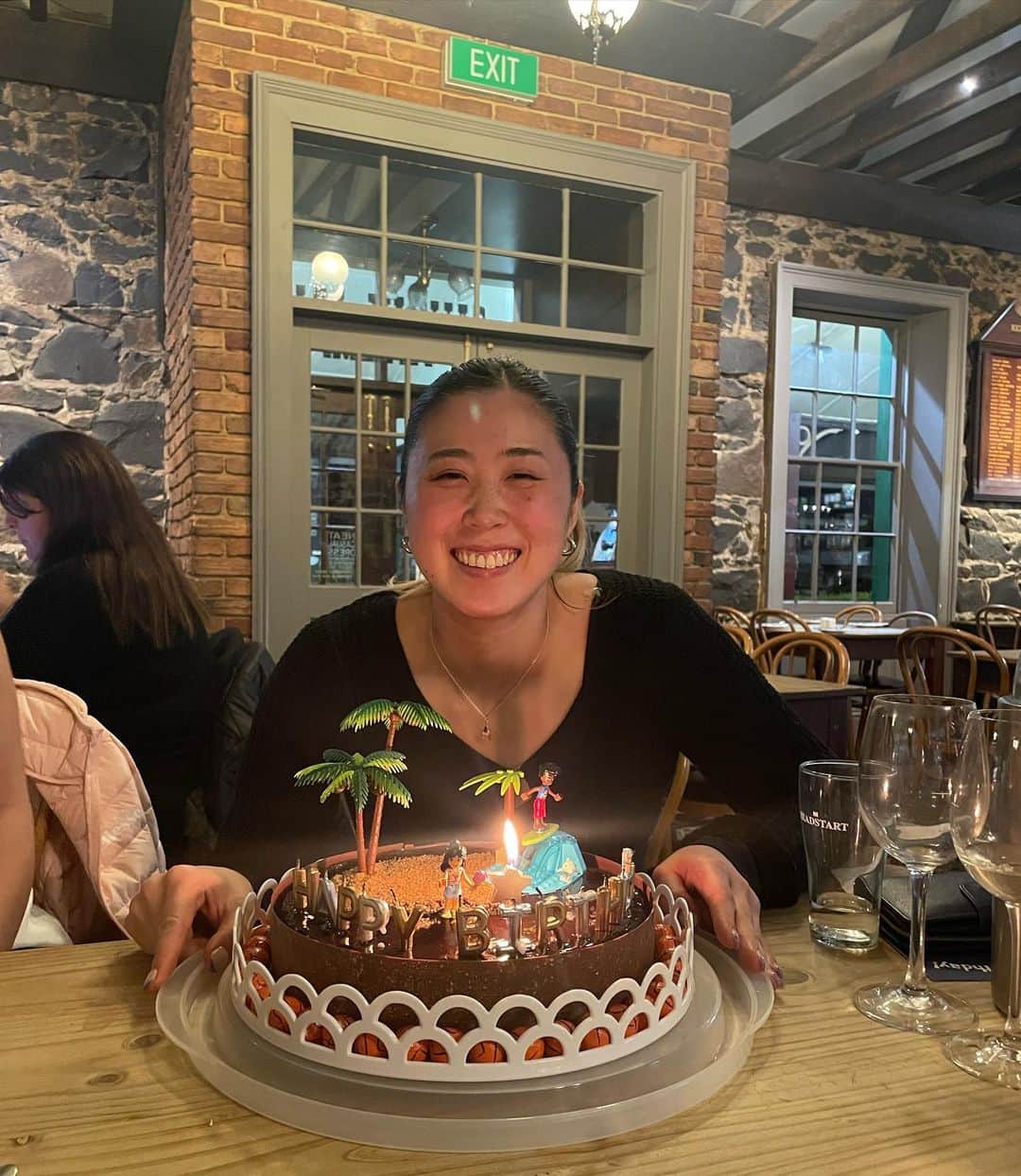 山田愛のインスタグラム：「Birthday, Lego on the cake, Lovely friends, Sky matching my nail, Went to Torquay, Ocean day in Japan, Lunch on the beach💙💙 Love  28歳になりました！ お祝いのメッセージありがとうございます🤍  28歳心に従ってやりたいこと全部やろうと思います🫧✨ 笑顔たくさんの年にする🥰  #birthday 🎂」