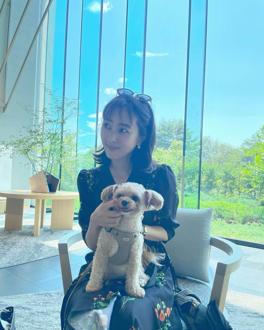 杉野希妃のインスタグラム：「마논이랑 호캉스라도… マノン嬢とホカンスとやらを🌞 すまして映っているけれどインスタは虚構。この後レストランのテラス席でみんなでだらだら話しながらダラダラ汗を垂れ流す。あぁTシャツジーパンでくればよかった。 美しい夕焼けの横にはどんよりとした雨雲。そこに時折稲妻が走る。空に同じ瞬間がいっときもないように、心も絶えず変化する。  ホカンス中も前日に見たホン・サンスの『小説家の映画』のことを考えていた。 「カリスマがありますよ」 「もったいないです」 同じ言葉を繰り返し言わせることで、その言葉の本当の意味や愚かさや虚しさを観客に噛み締めさせる。コミュニケーションとは何度も繰り返して確認して味わうことで、色濃いものになるのだ。 そして序盤登場した脇役が後半に再登場する。円環的時間。 情報量が多く計算し尽くされた映画も良いけれど、ホンサンスの映画はたやすく消費されてしまうのを拒むかのように時間が紡がれる。繰り返される手話のシーンもそう。なんて美しいやりとりなんだろう。 ホンサンス映画の常連俳優たちが、作品によって役柄を変え、関係性を変えて演じている姿はまるでままごとのよう。偉大なるおままごと。映画という媒体の原点にホンサンスは立ち返ろうとしているかのようだよ。あれもこれもおままごと。ホカンスだっておままごと。この人生というおままごとを自分のものだと心から思えたら、なんて幸せだろう。」