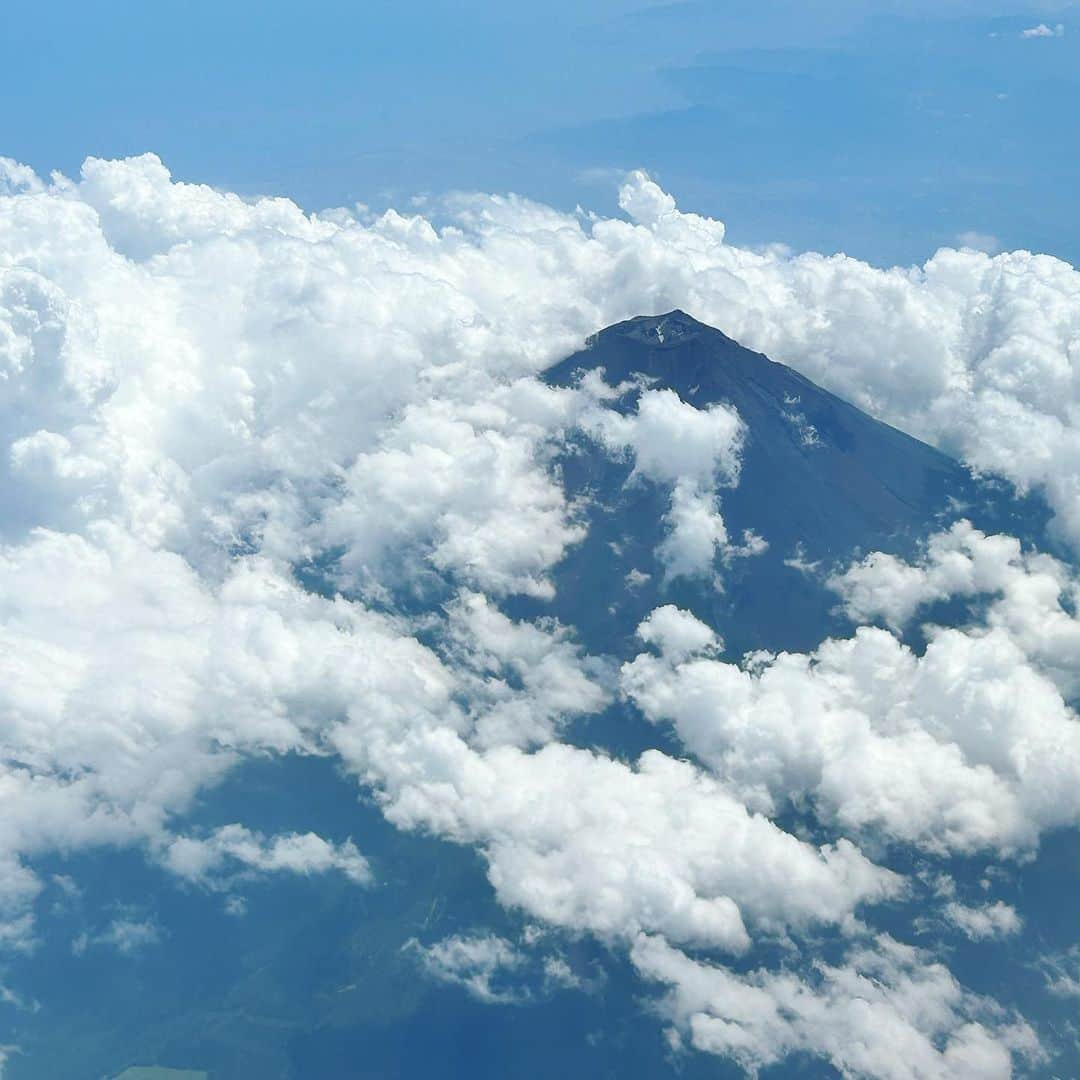 純名里沙さんのインスタグラム写真 - (純名里沙Instagram)「Yahoo❣️😳  こんな角度から富士山の火口見たのはじめてです✨🗻✨  ひゃあ♡  訳あって西へ！✈️  毎日灼熱の太陽☀️が容赦なく降り注いでおりますが、皆さま、くれぐれもご自愛くださいね🫶  #富士山 #真上から見ちゃった #富士山火口 #夏富士 #暑中伺い申し上げます #皆さまご自愛くださいませ☀️」7月17日 21時05分 - risajunna3158