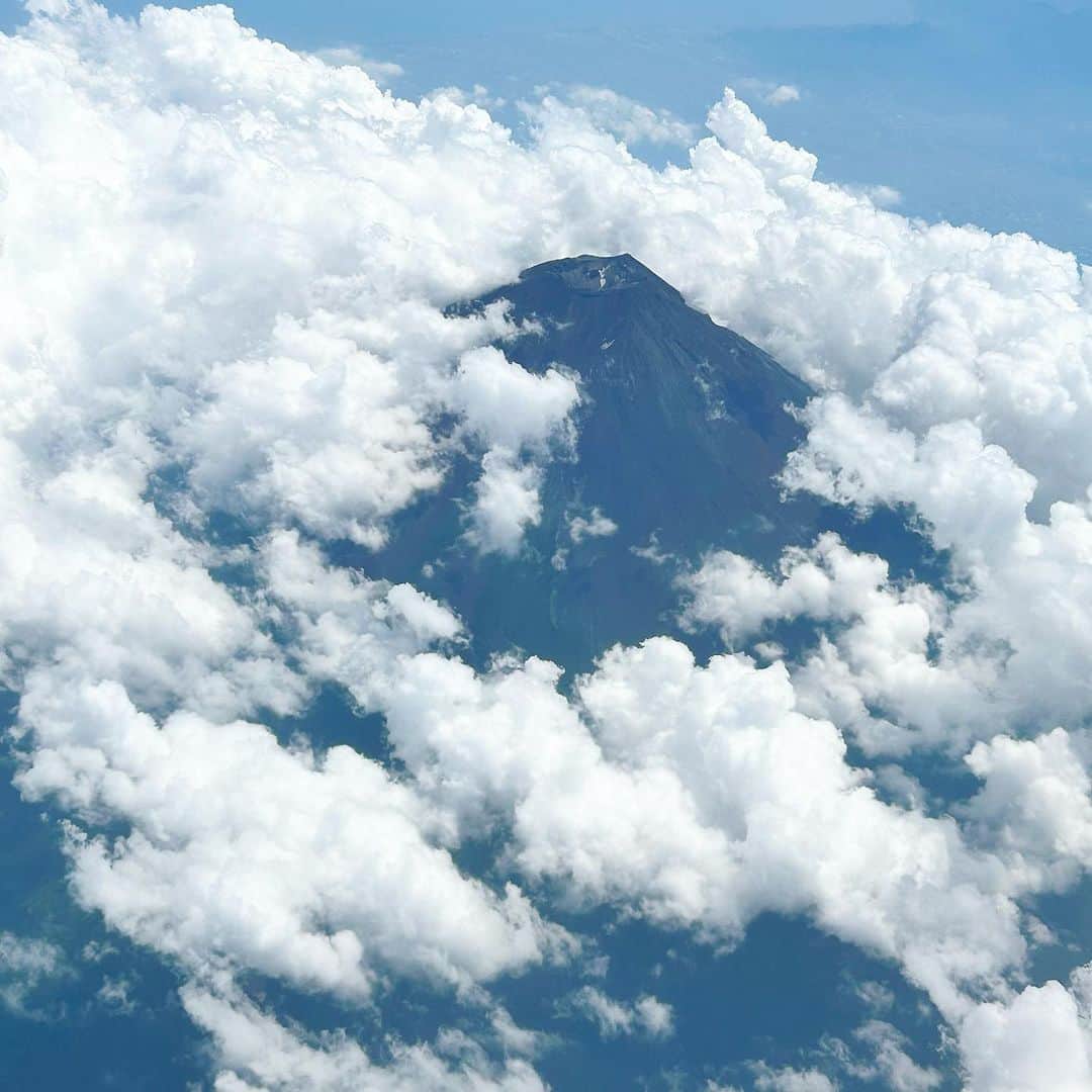 純名里沙さんのインスタグラム写真 - (純名里沙Instagram)「Yahoo❣️😳  こんな角度から富士山の火口見たのはじめてです✨🗻✨  ひゃあ♡  訳あって西へ！✈️  毎日灼熱の太陽☀️が容赦なく降り注いでおりますが、皆さま、くれぐれもご自愛くださいね🫶  #富士山 #真上から見ちゃった #富士山火口 #夏富士 #暑中伺い申し上げます #皆さまご自愛くださいませ☀️」7月17日 21時05分 - risajunna3158