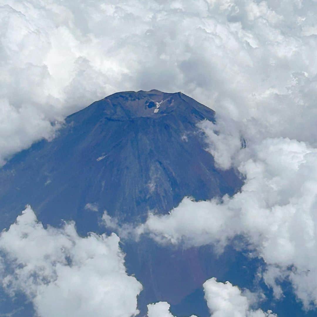 純名里沙のインスタグラム：「Yahoo❣️😳  こんな角度から富士山の火口見たのはじめてです✨🗻✨  ひゃあ♡  訳あって西へ！✈️  毎日灼熱の太陽☀️が容赦なく降り注いでおりますが、皆さま、くれぐれもご自愛くださいね🫶  #富士山 #真上から見ちゃった #富士山火口 #夏富士 #暑中伺い申し上げます #皆さまご自愛くださいませ☀️」