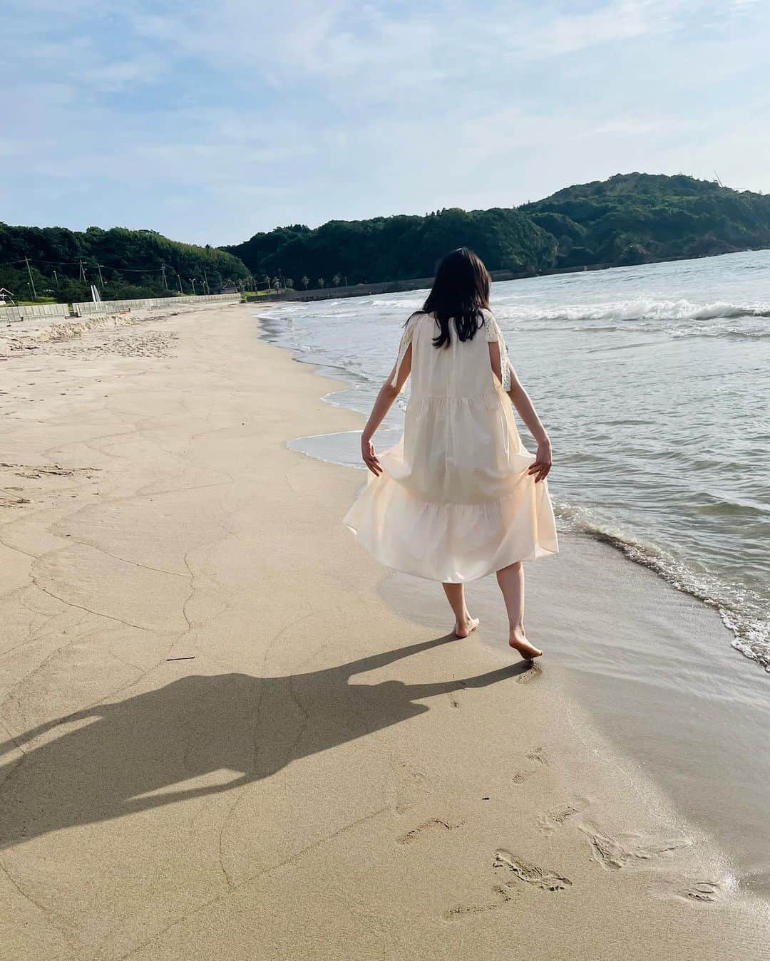 のインスタグラム：「🌊  #海の日  島根の海辺で☺️  波の音癒される〜    #juicejuice #段原瑠々」