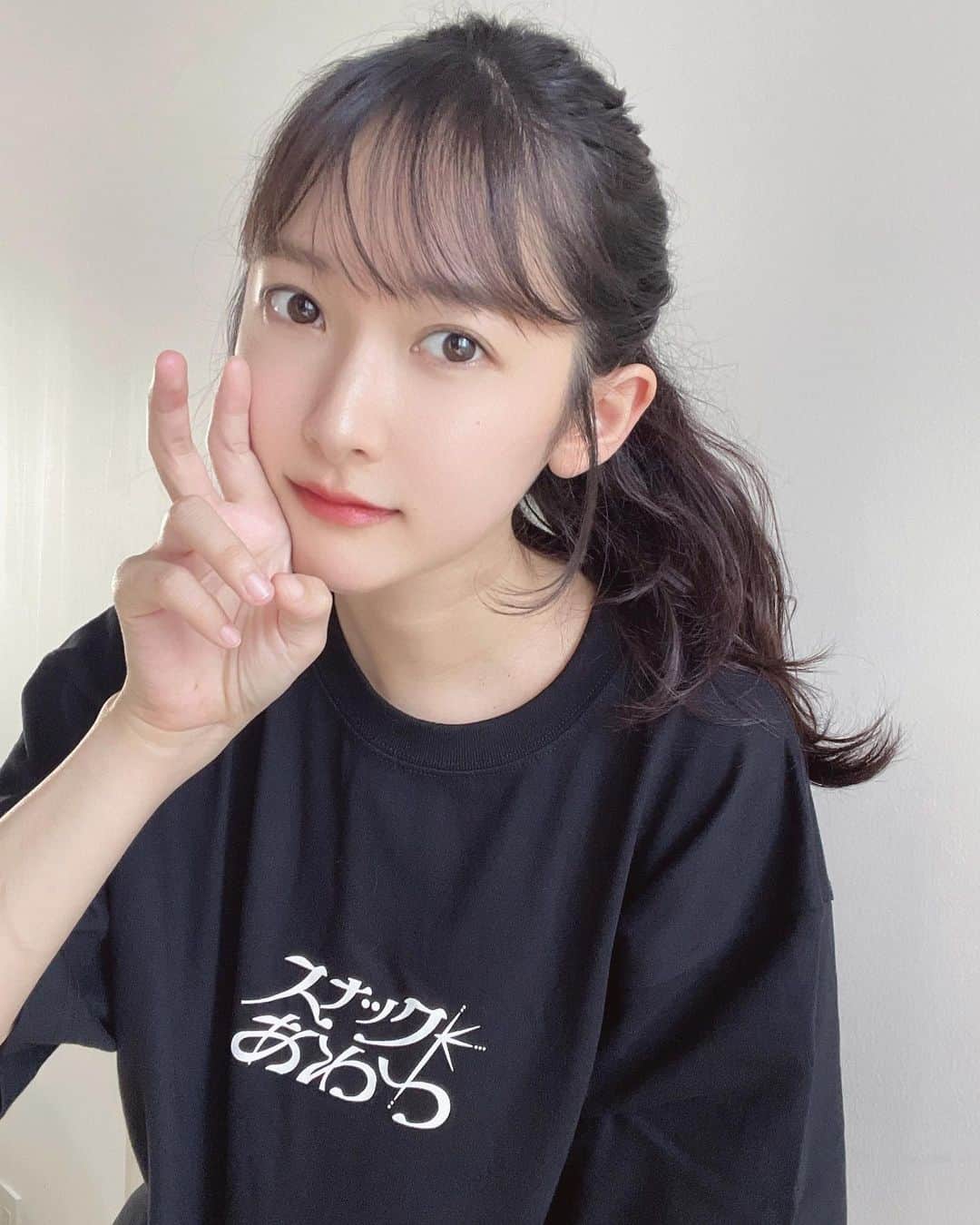 粟津麻依さんのインスタグラム写真 - (粟津麻依Instagram)「スナックあわつグッズ、明日締め切りです！  去年白Tつくったけど、黒Tになると一気にスタッフ感出て可愛いね。笑 スナックあわつの従業員になってください。  コースターが個人的に一番良いです。 裏面がコルクだから我が家みたいなテーブルでもガリガリしない。  Tシャツもだけど、 ハーフパンツもメンズサイズです。 彼氏の寝巻き借りました風です。 女子って写真映えするジェラピケな部屋着も着るけど、結局着るのはこういうドライ素材だよね？笑  「野菜食べなきゃ…」と思って夏野菜を買うけど、結局茶色いご飯が一番好きぃ…な今日この頃のあわつまいがお届けしました。  グラス小とドライTシャツも来月、再来月あたり予定してます🖤」7月17日 20時58分 - awatsumai