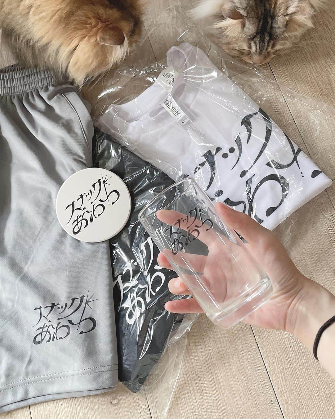 粟津麻依さんのインスタグラム写真 - (粟津麻依Instagram)「スナックあわつグッズ、明日締め切りです！  去年白Tつくったけど、黒Tになると一気にスタッフ感出て可愛いね。笑 スナックあわつの従業員になってください。  コースターが個人的に一番良いです。 裏面がコルクだから我が家みたいなテーブルでもガリガリしない。  Tシャツもだけど、 ハーフパンツもメンズサイズです。 彼氏の寝巻き借りました風です。 女子って写真映えするジェラピケな部屋着も着るけど、結局着るのはこういうドライ素材だよね？笑  「野菜食べなきゃ…」と思って夏野菜を買うけど、結局茶色いご飯が一番好きぃ…な今日この頃のあわつまいがお届けしました。  グラス小とドライTシャツも来月、再来月あたり予定してます🖤」7月17日 20時58分 - awatsumai