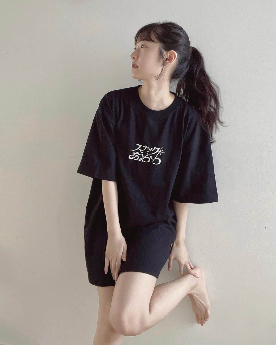 粟津麻依のインスタグラム：「スナックあわつグッズ、明日締め切りです！  去年白Tつくったけど、黒Tになると一気にスタッフ感出て可愛いね。笑 スナックあわつの従業員になってください。  コースターが個人的に一番良いです。 裏面がコルクだから我が家みたいなテーブルでもガリガリしない。  Tシャツもだけど、 ハーフパンツもメンズサイズです。 彼氏の寝巻き借りました風です。 女子って写真映えするジェラピケな部屋着も着るけど、結局着るのはこういうドライ素材だよね？笑  「野菜食べなきゃ…」と思って夏野菜を買うけど、結局茶色いご飯が一番好きぃ…な今日この頃のあわつまいがお届けしました。  グラス小とドライTシャツも来月、再来月あたり予定してます🖤」