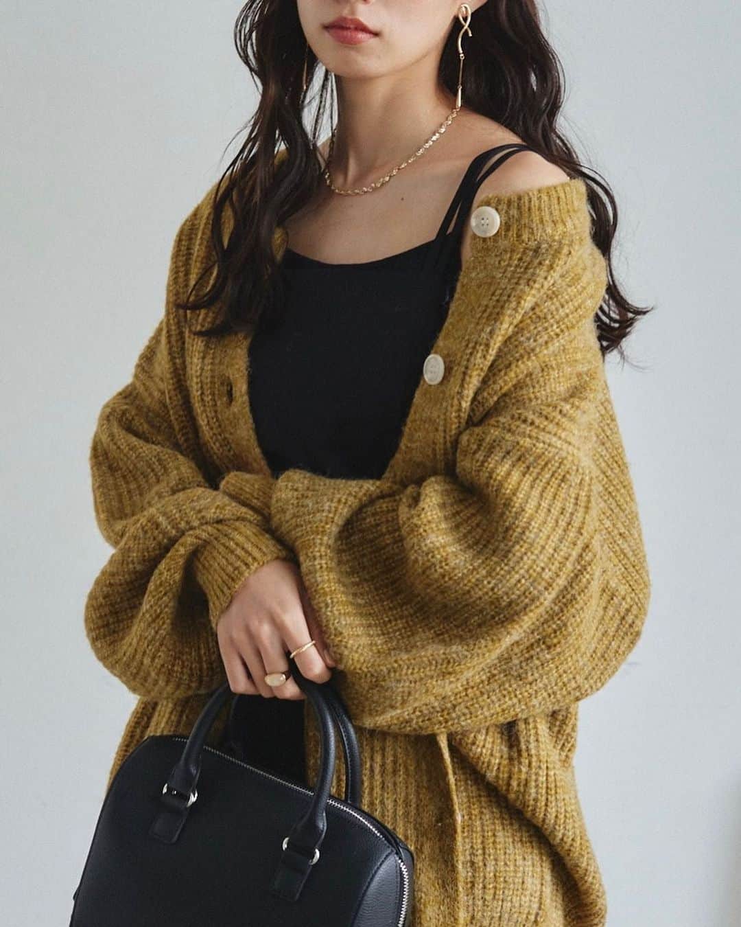 Vannie Officialのインスタグラム：「ミックスオーバーニットカーディガン  ︎︎ … Design …  ・ゆったりとしつつトレンド感あるシルエット ・シンプルなデザインで着回し力抜群 ・ボタンは開閉可能でプルオーバーとしても着用可能 ・ちくちくしないニットのお素材  … Styling … たっぽりしたお袖が特徴的なトレンドカーディガン。 着るだけでたちまち今年らしいルックに。 カットソーやタートルネックとの重ね着もおすすめ。 レイヤードにもってこいなので真冬まで着用していただけます。  ︎︎ #vannie_u」