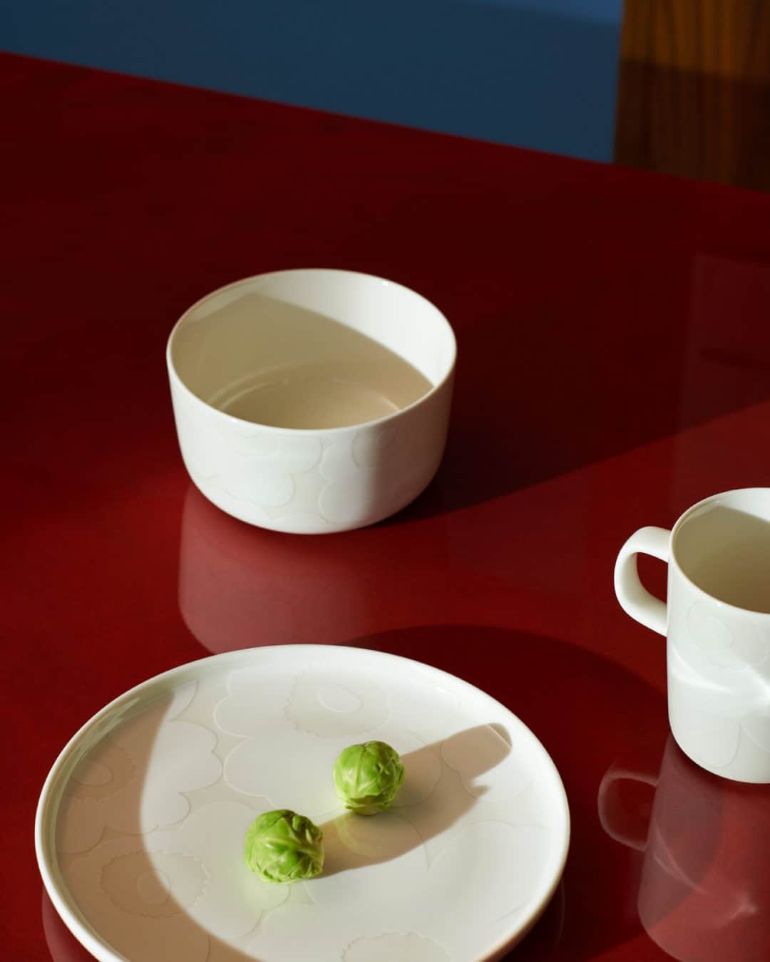 マリメッコのインスタグラム：「Can you hear our delicate white Unikko (poppy) ceramics softly whispering your name? 🤍  These serene beauties pair effortlessly with all your existing Marimekko tableware pieces.  Explore the new home edit at marimekko.com. #marimekko」