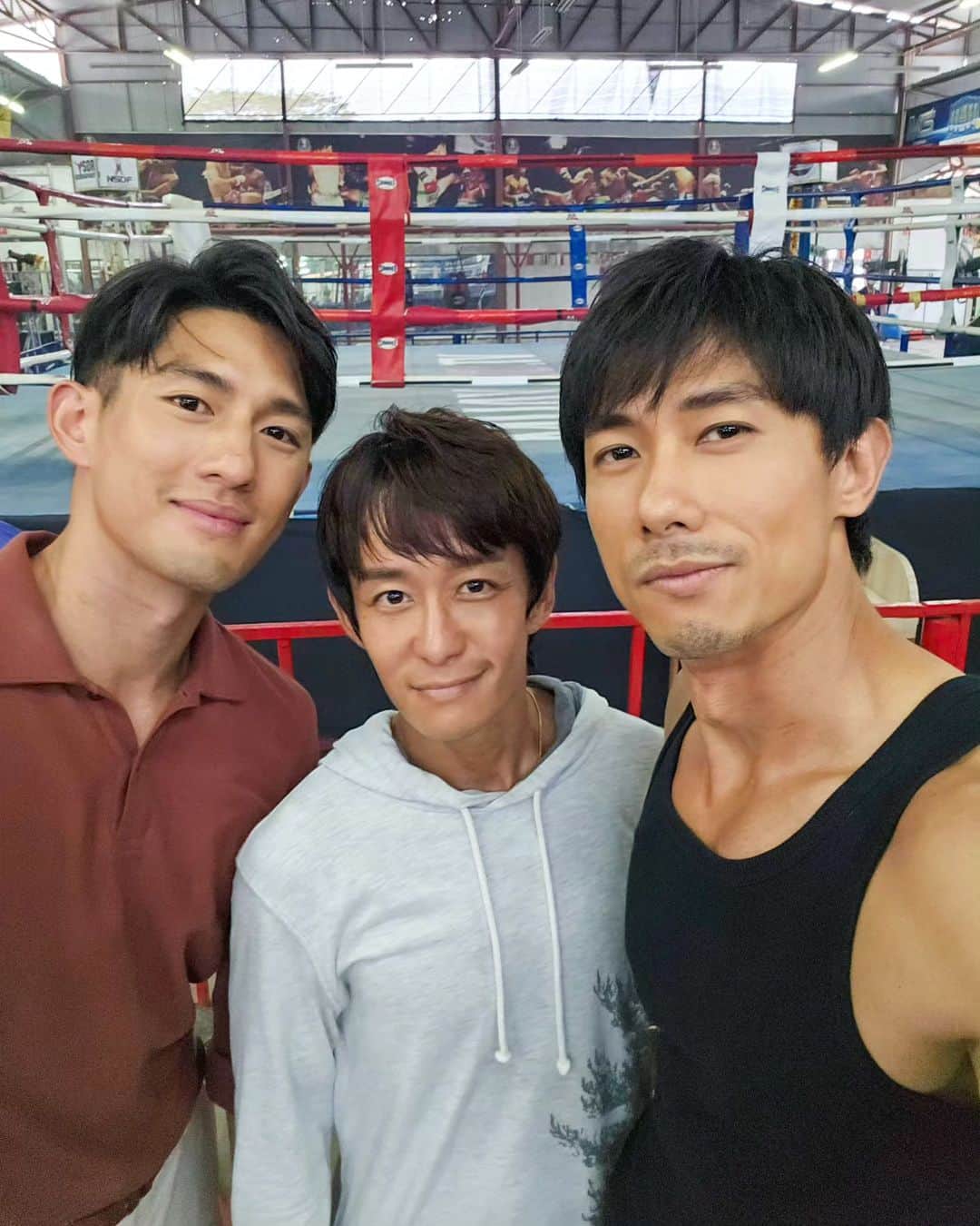 デスモンド・タンのインスタグラム：「AT LAST, IT'S DONE! After an intense 5-month filming journey, we have officially wrapped up the shoot for 《金色大道》! I am grateful to have an extraordinary team throughout this incredible adventure in Singapore, Malaysia, and Thailand. This role has pushed me to my limits, both physically and mentally, like never before. I am profoundly thankful for the understanding and unwavering support from my team, who carried me through the most challenging moments of this production. Words fail to express how blessed I feel.   I'm grateful to have been given the opportunity to be part of this project and to portray the character of 六木. Countless incredible moments and friendships were forged that will hold a special place in my heart for a longggg time! 💙  Hitting your screens in September! Get ready for 《金色大道》!  P.S. Huge team! Pls help to tag the rest please! ;)」