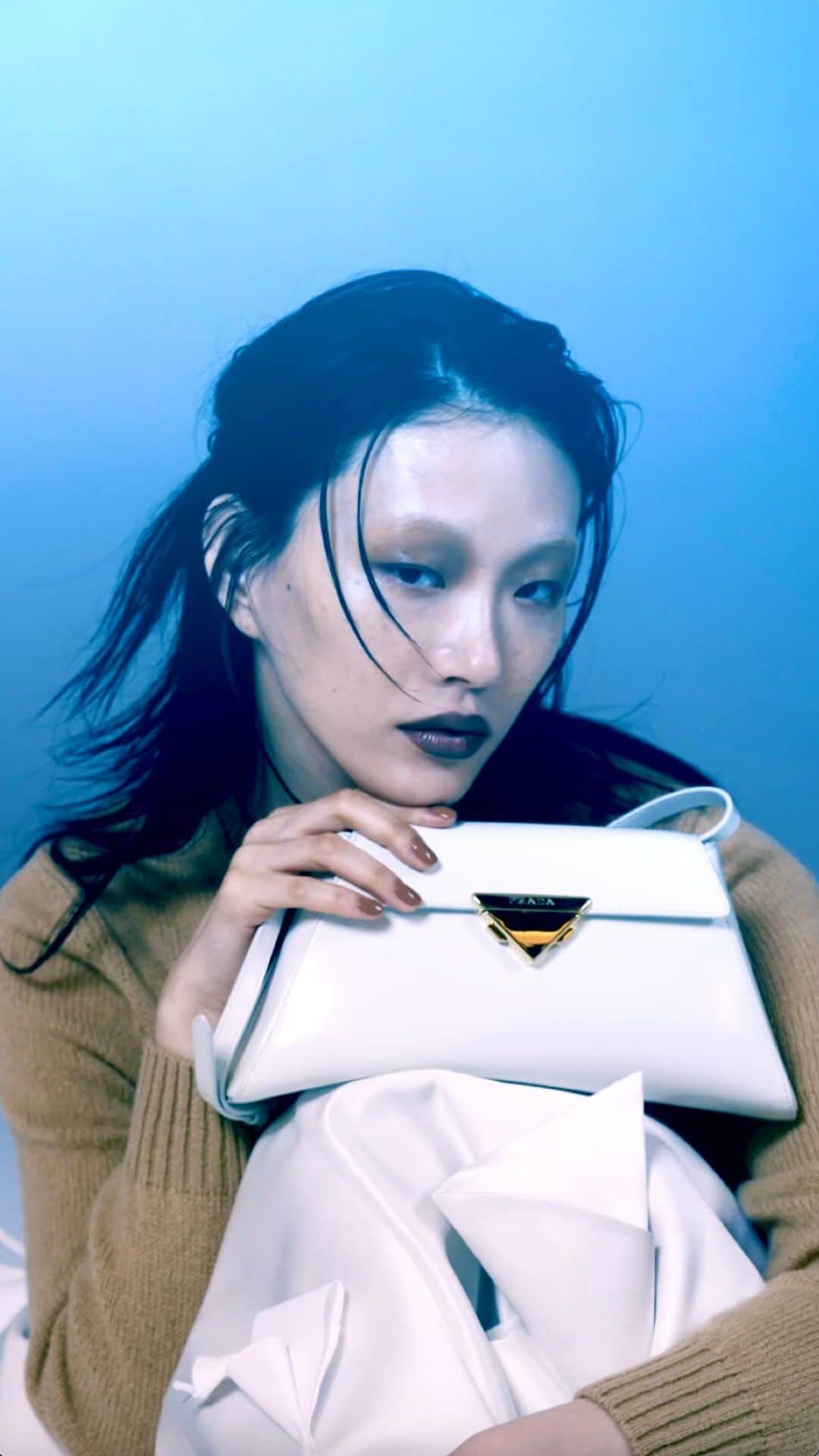 Vogue Españaのインスタグラム：「Las tendencias de otoño/invierno 2023-24 escriben sus primeras líneas en #VogueAgosto. Nuestra modelo de portada, Sora Choi (@sola5532), se convierte en la primera de la clase, estrenando hombros al descubierto, trajes impecables, flores estratégicas y accesorios simplemente perfectos 🍂 💌El número de agosto de Vogue España sale a la venta mañana, 18 de julio.  ▪️Fotografía: @anthonyseklaoui ▪️Estilismo: @kphelan123 ▪️Vídeo: @mick.etc ▪️Editor de vídeo: @axonbody ▪️Diseño de sonido: @b_d_s_______ ▪️Head of Content: @ineslorenzo ▪️Global Creative Director: @juancp ▪️Peluquería: @mustafayanaz ▪️Maquillaje: @samvissermakeup ▪️Manicura: @sonyameesh ▪️Producción: @roscoproduction ▪️Modelo: @sola5532 ▪️Visual director: @elizabeth__yo ▪️Global Director, Talent & Casting: @mrsvoguester」