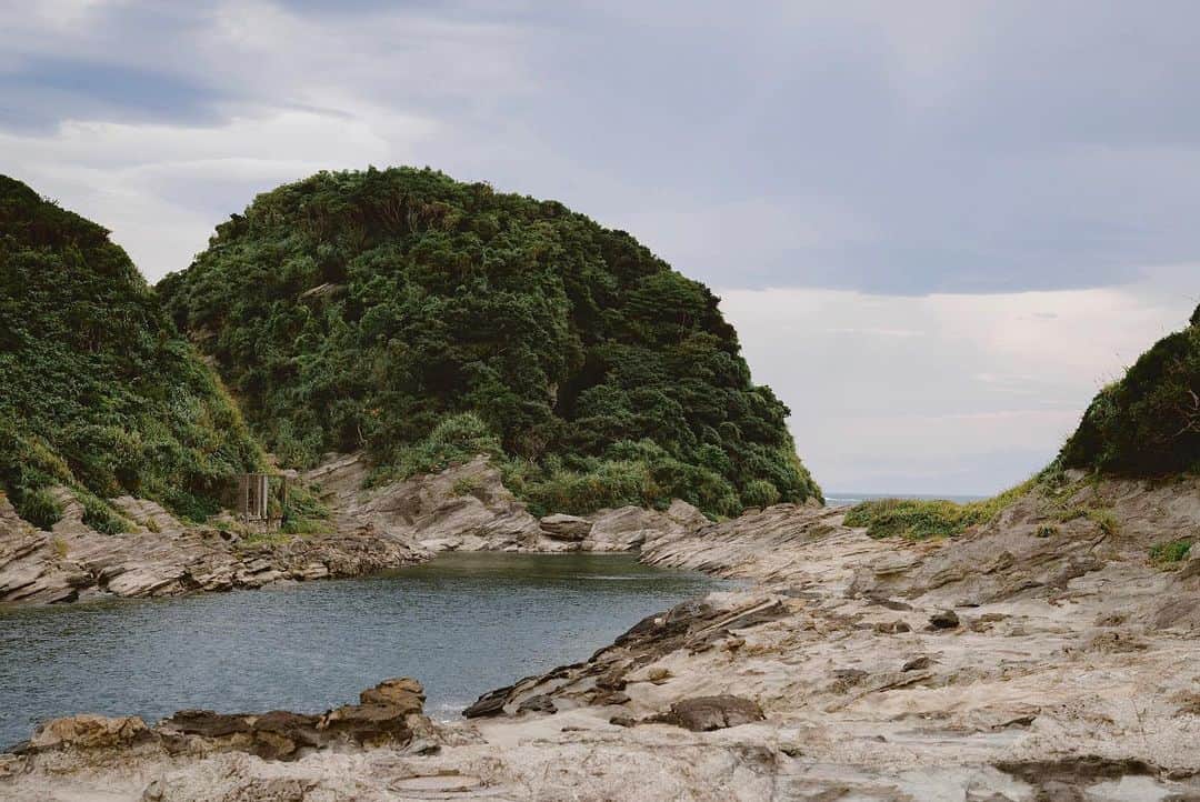 佐藤俊斗さんのインスタグラム写真 - (佐藤俊斗Instagram)「山、海、岩。 先日はそそられる無骨な風景でルック撮影。 もう少し涼しくなったら旅スナップを沢山撮りたい」7月17日 21時02分 - shuntosato