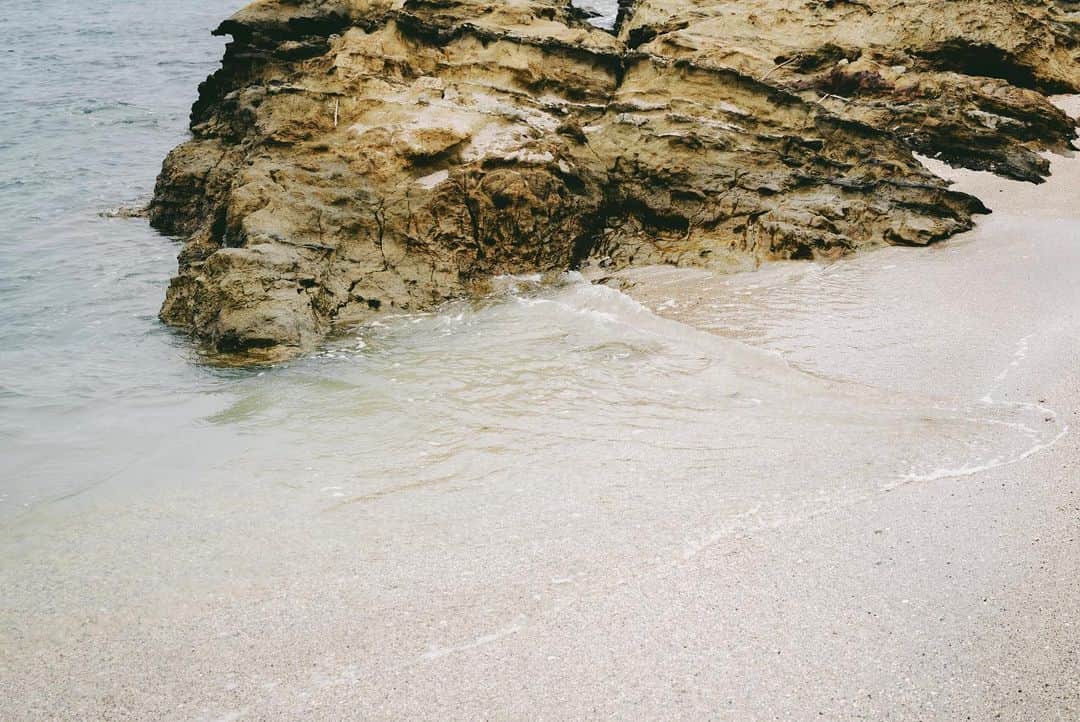 佐藤俊斗さんのインスタグラム写真 - (佐藤俊斗Instagram)「山、海、岩。 先日はそそられる無骨な風景でルック撮影。 もう少し涼しくなったら旅スナップを沢山撮りたい」7月17日 21時02分 - shuntosato